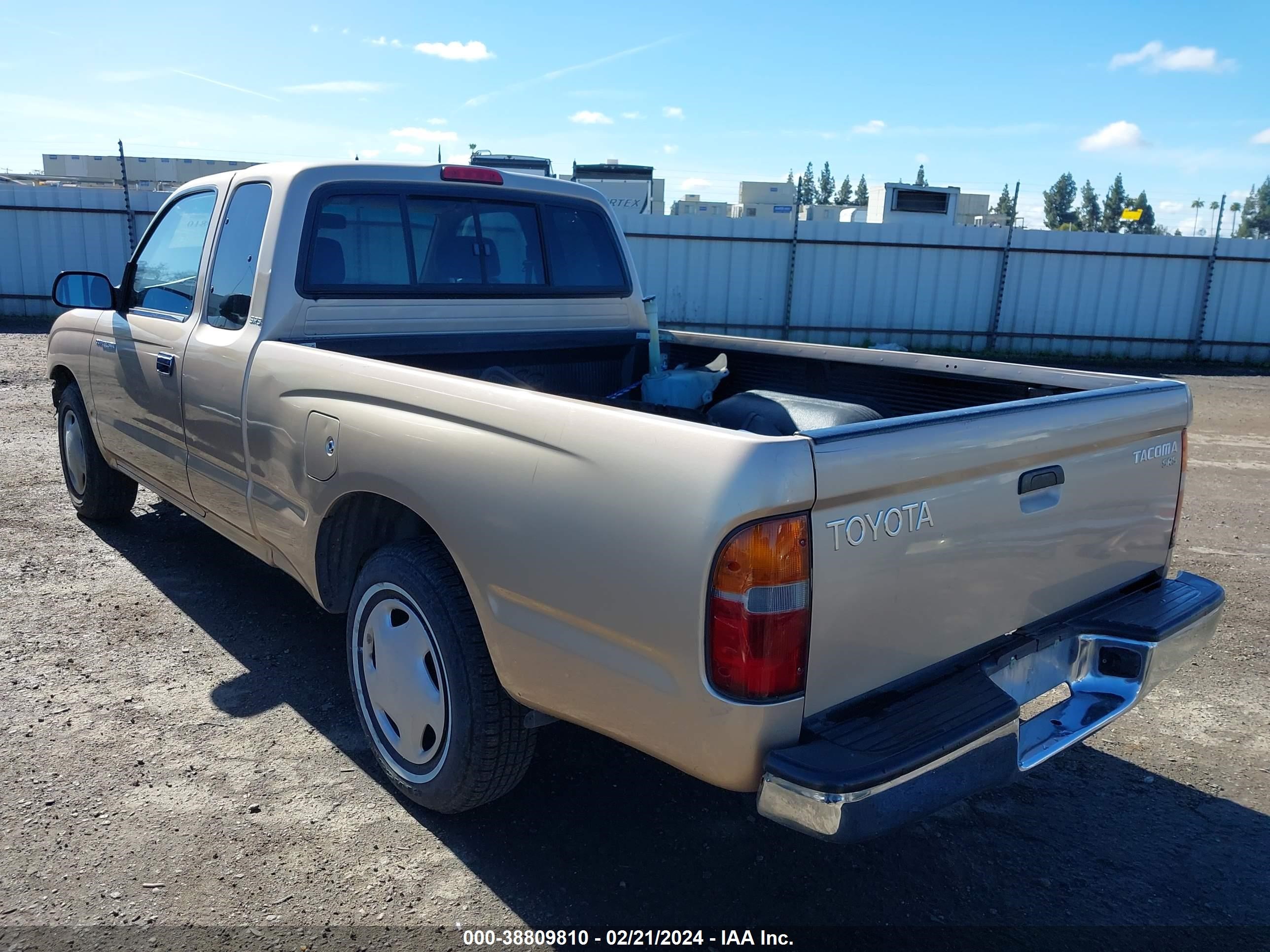 Photo 2 VIN: 4TAVL52N2YZ599974 - TOYOTA TACOMA 