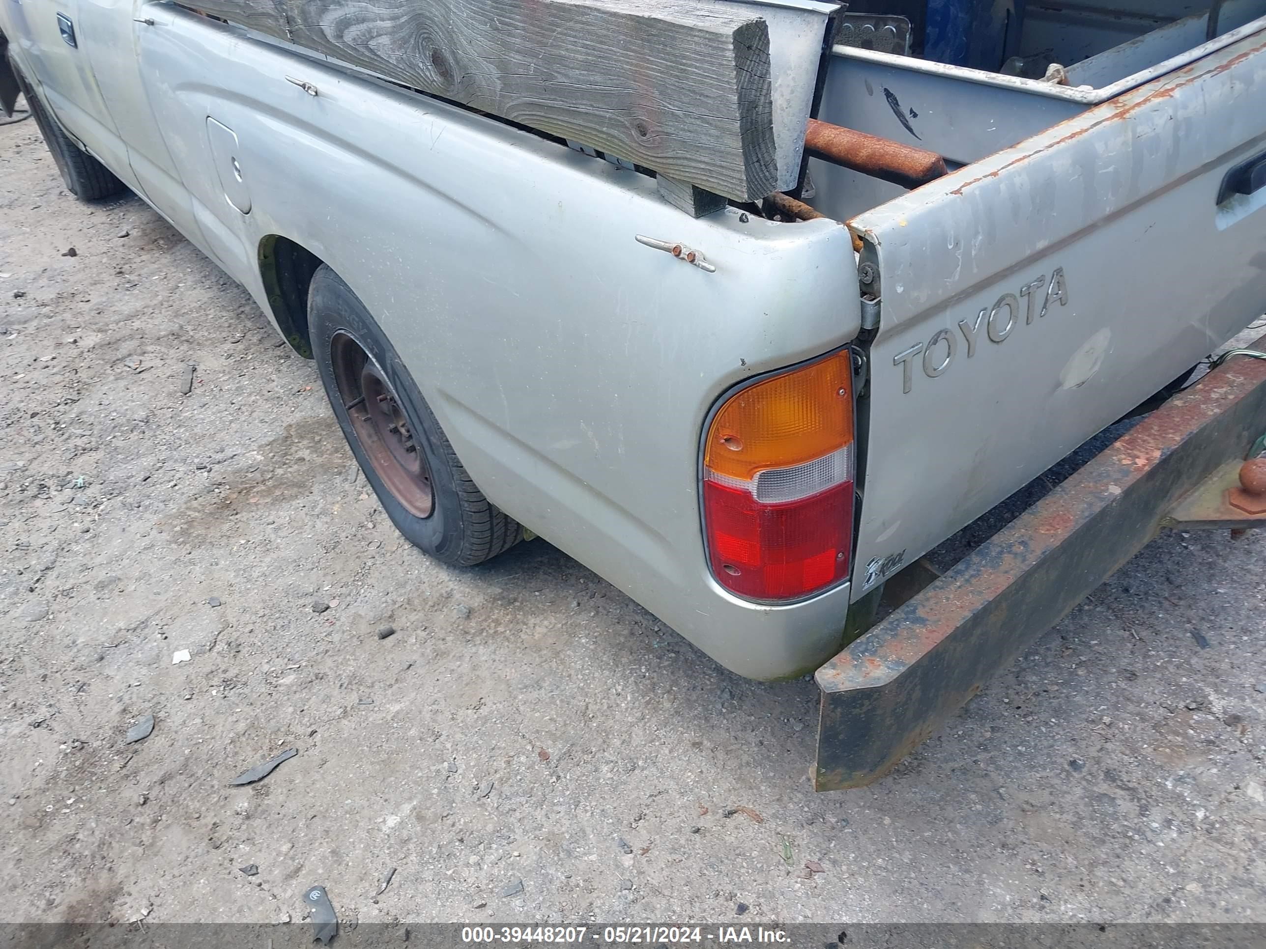 Photo 16 VIN: 4TAVL52N4YZ627905 - TOYOTA TACOMA 