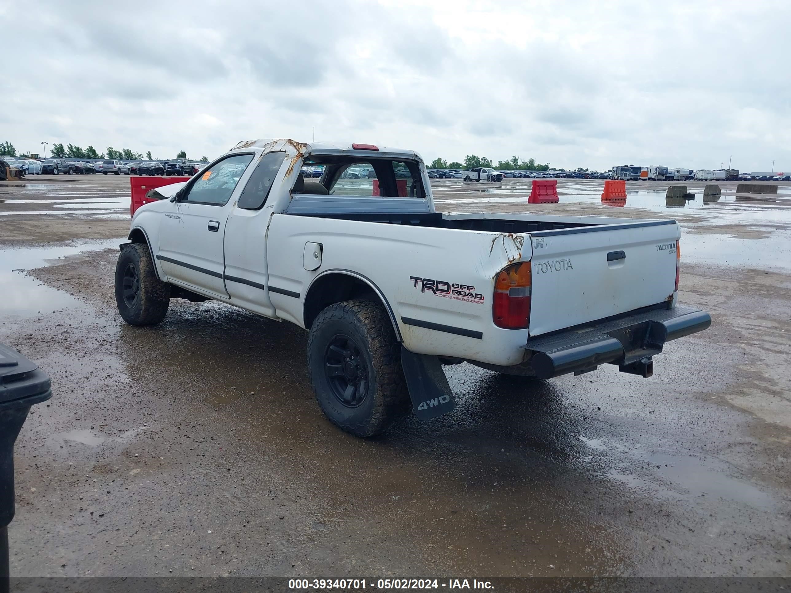 Photo 2 VIN: 4TAWM72N0YZ577369 - TOYOTA TACOMA 