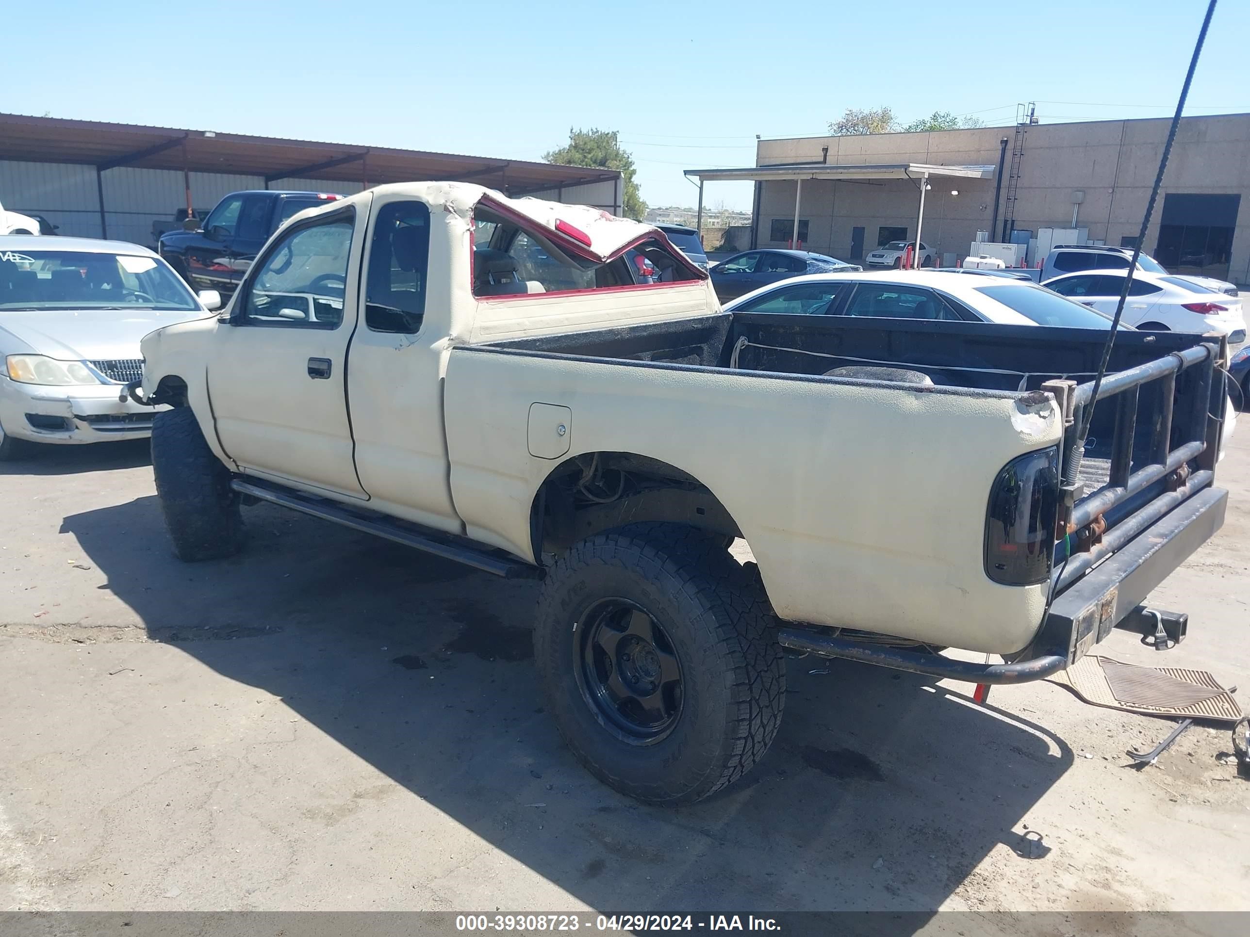 Photo 2 VIN: 4TAWN72N7YZ650573 - TOYOTA TACOMA 