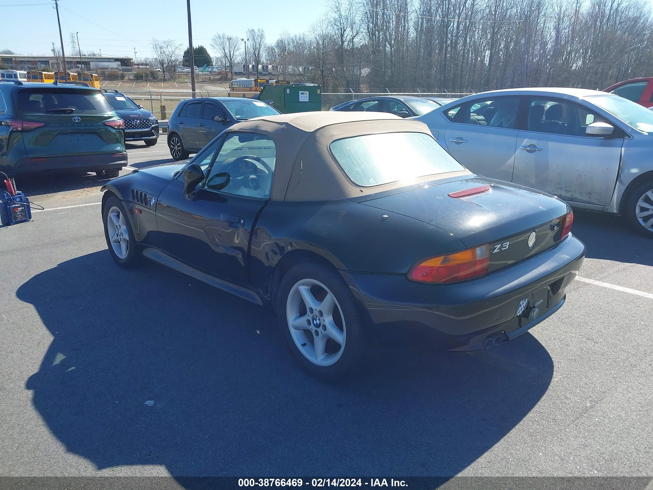 Photo 2 VIN: 4USCJ333XWLB63812 - BMW Z3 