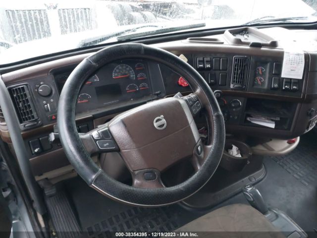 Photo 4 VIN: 4V4NC9EH0GN933382 - VOLVO VN 