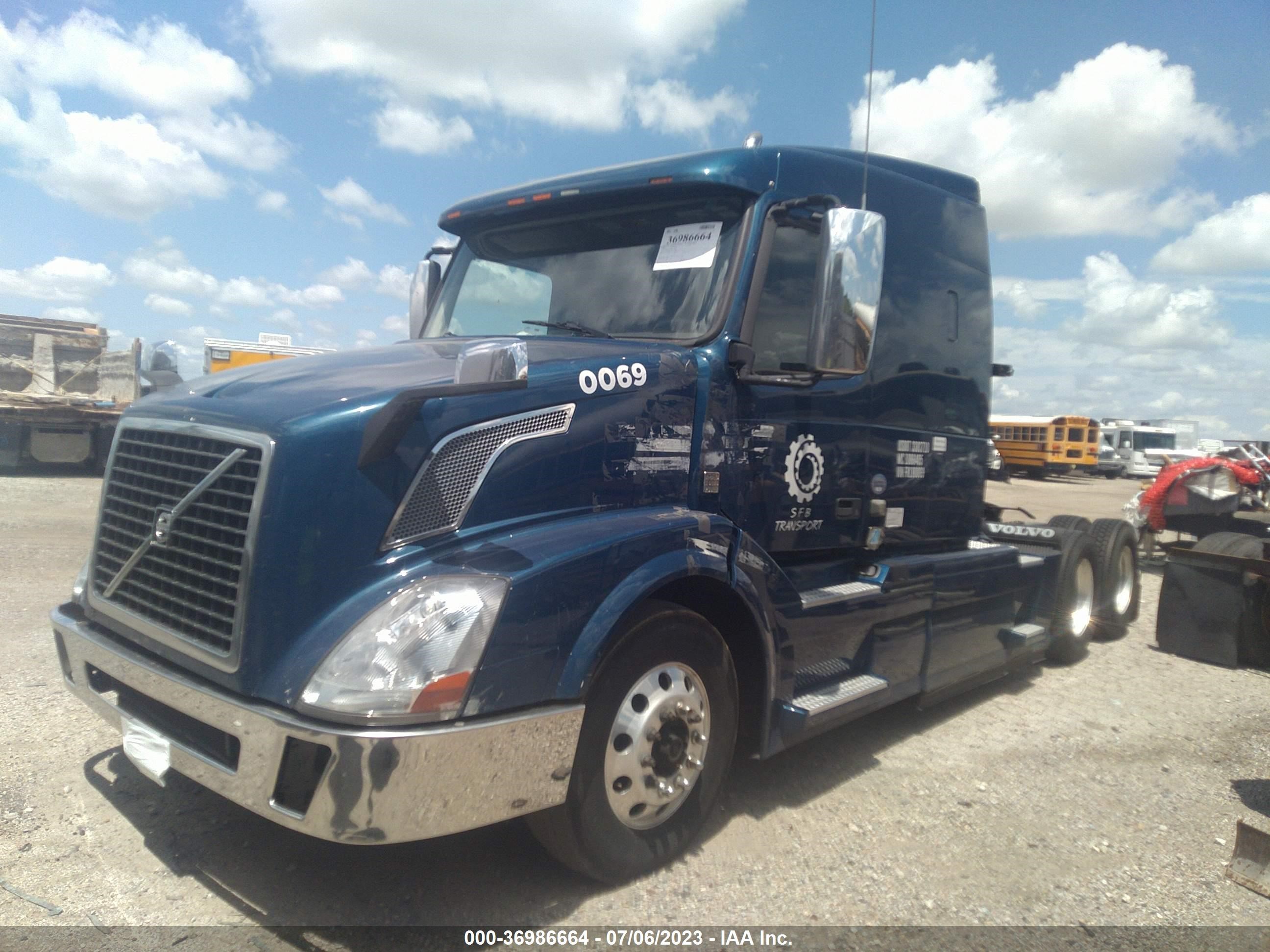 Photo 1 VIN: 4V4NC9EH1FN180069 - VOLVO NULL 