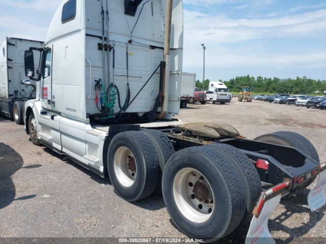 Photo 2 VIN: 4V4NC9EH5FN921646 - VOLVO VN 