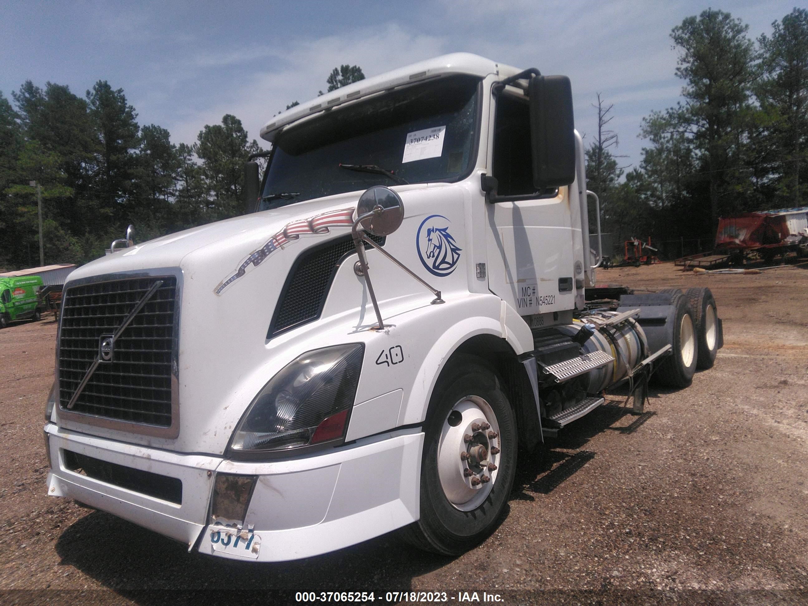 Photo 1 VIN: 4V4NC9EJ1CN545221 - VOLVO NULL 