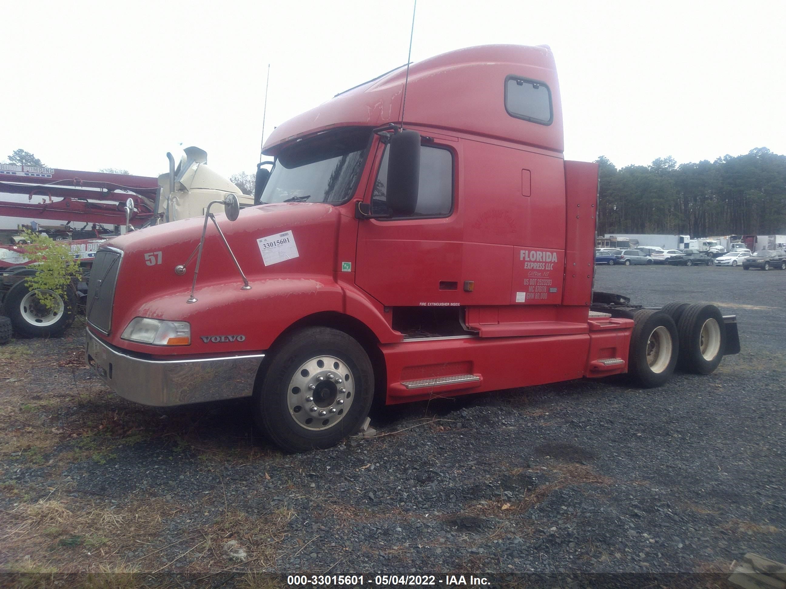 Photo 1 VIN: 4V4NC9GH62N331656 - VOLVO NULL 