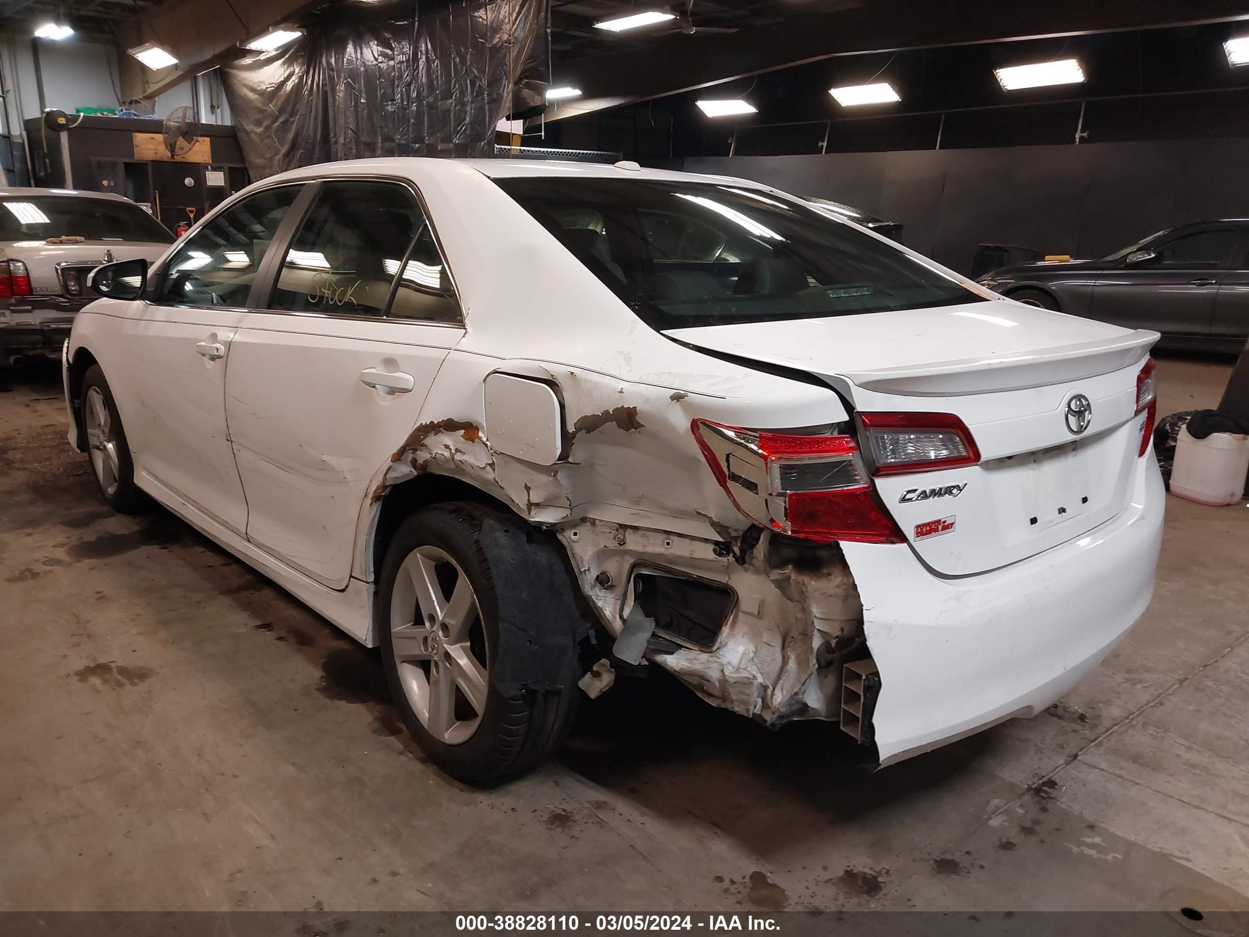 Photo 2 VIN: 4Y1BF1FK3CU567270 - TOYOTA CAMRY 