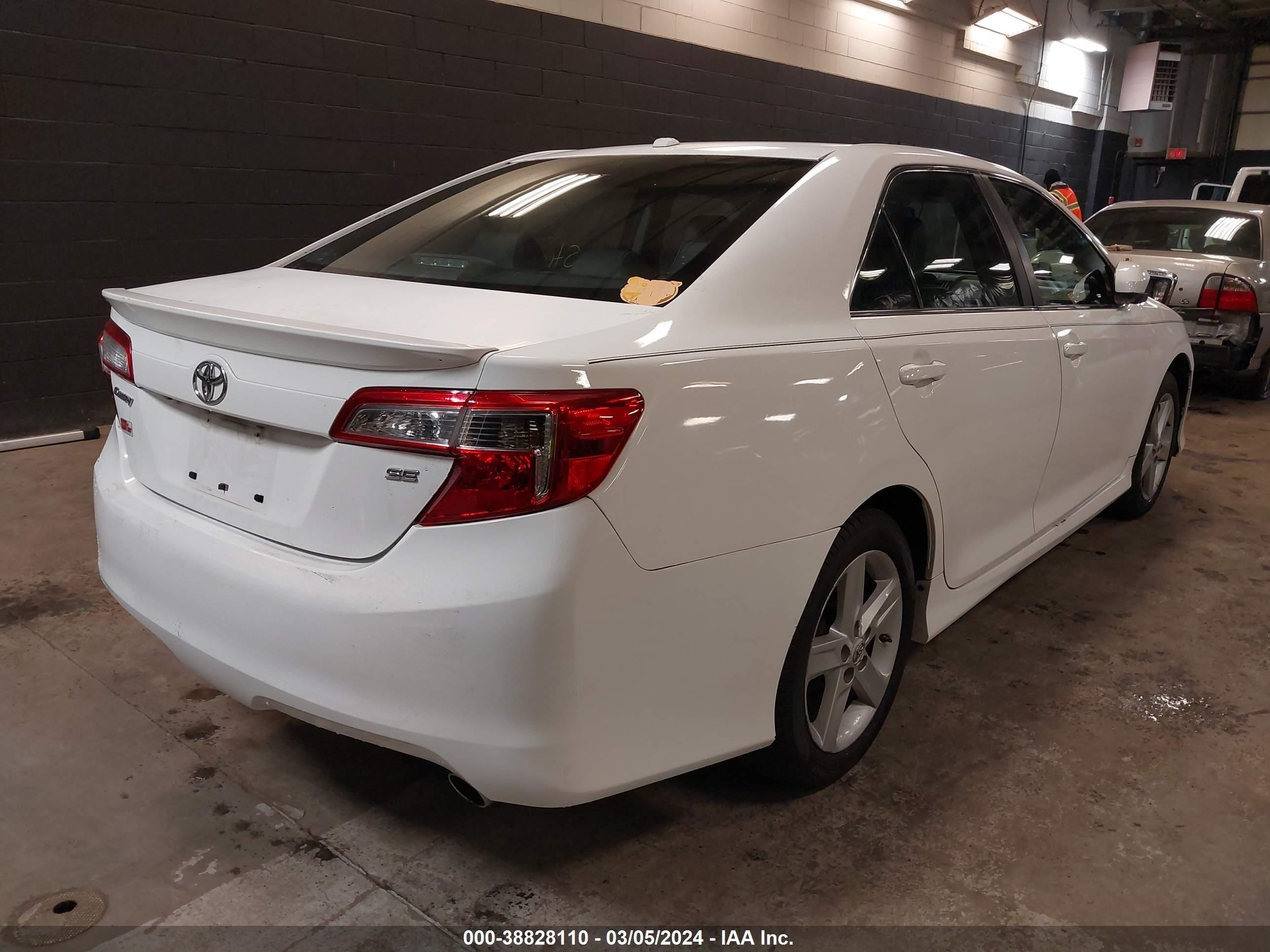 Photo 3 VIN: 4Y1BF1FK3CU567270 - TOYOTA CAMRY 