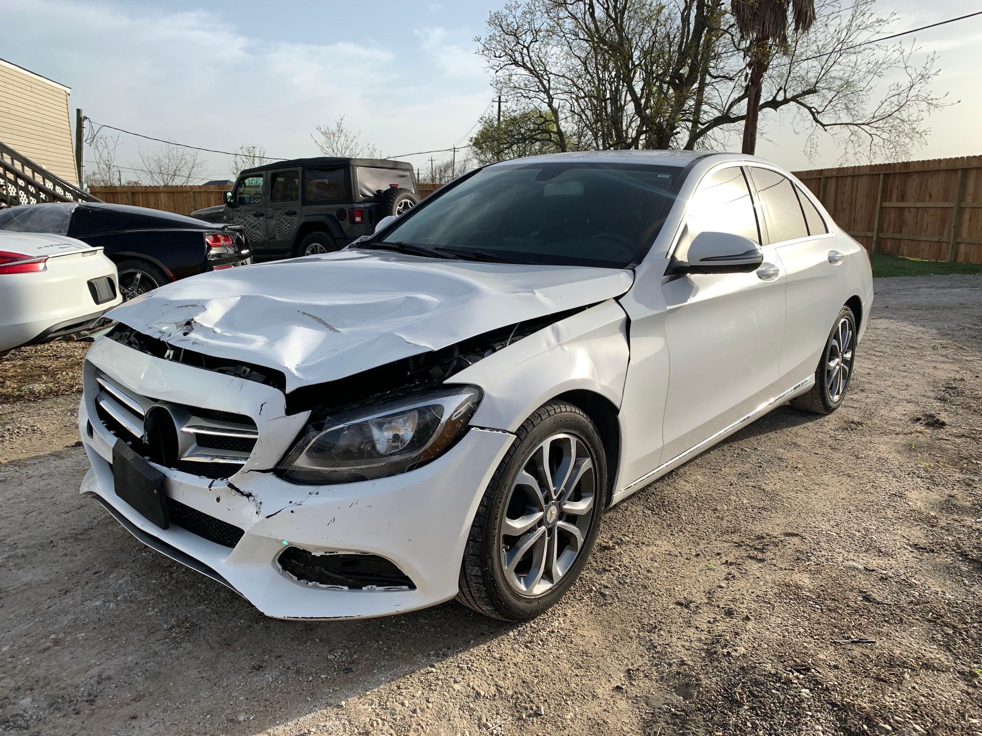 Photo 1 VIN: 55SWF4JB0GU172037 - MERCEDES-BENZ C 300 