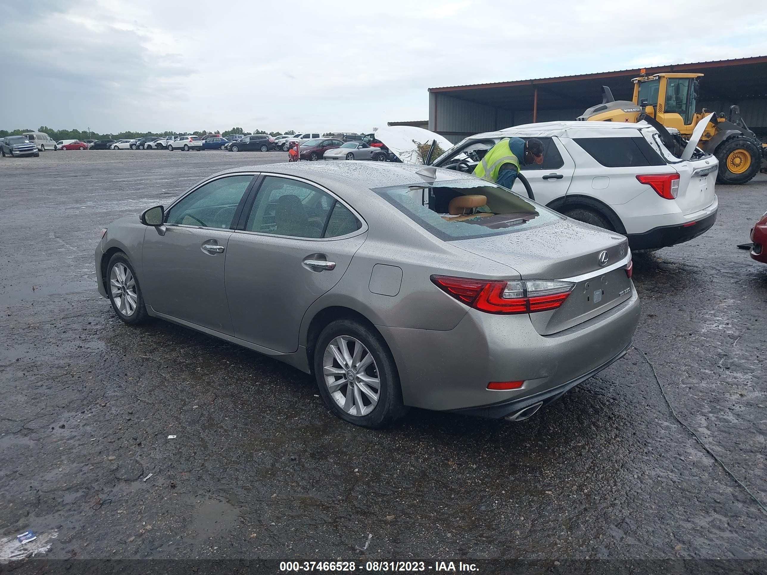 Photo 2 VIN: 58ABK1GG2GU020690 - LEXUS ES 