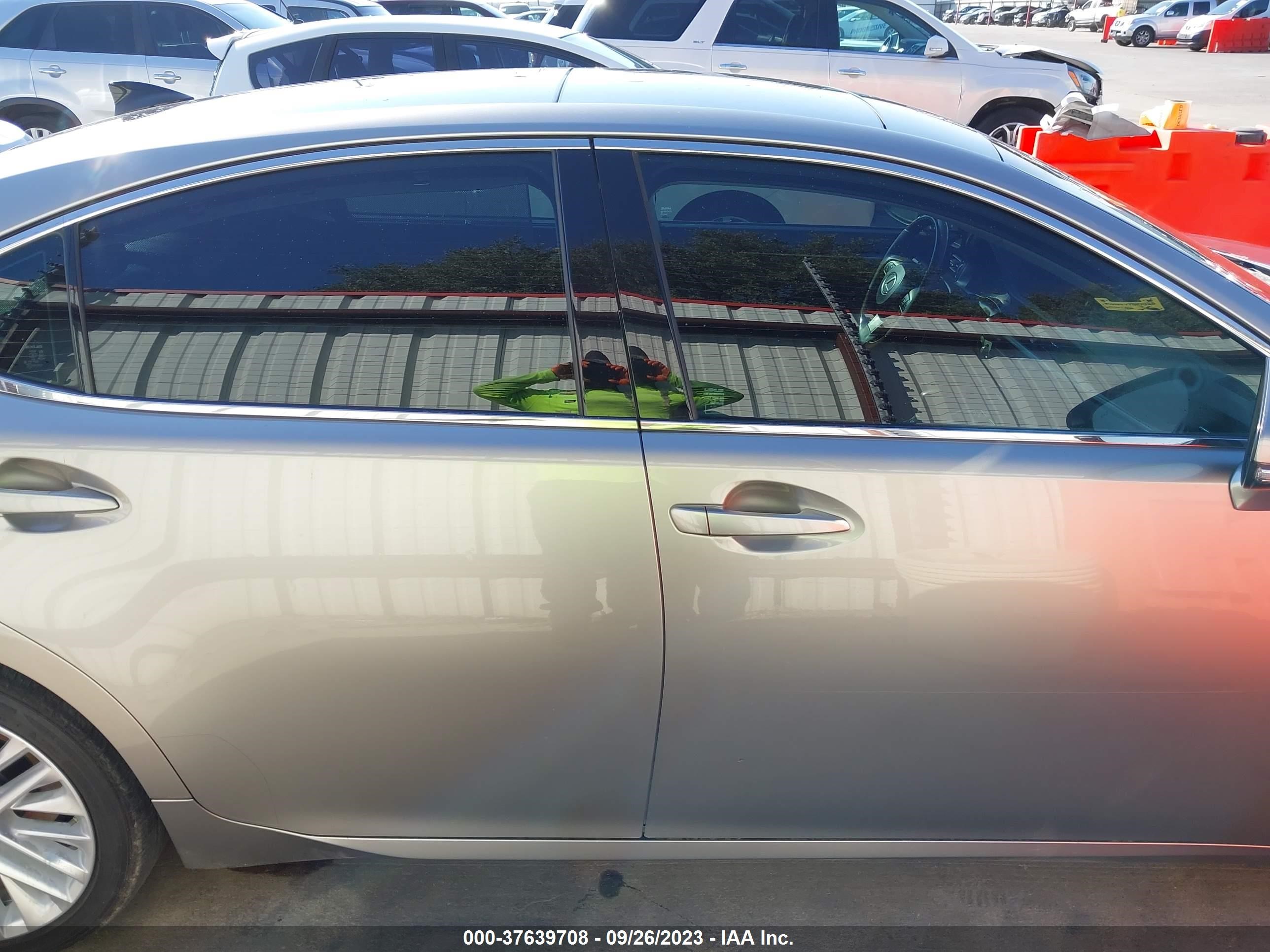 Photo 13 VIN: 58ABK1GG2GU022794 - LEXUS ES 