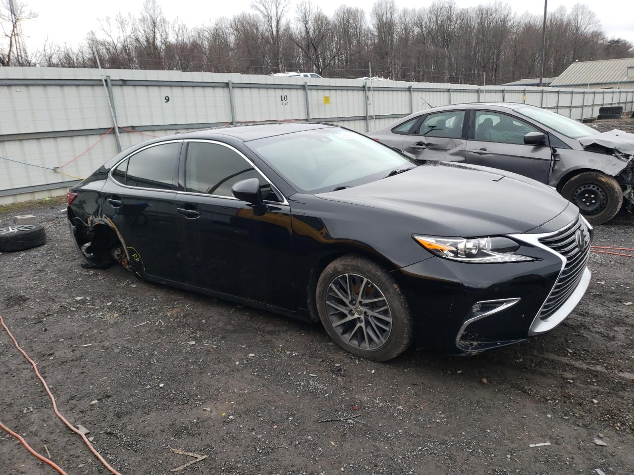 Photo 3 VIN: 58ABK1GG2HU040827 - LEXUS ES 