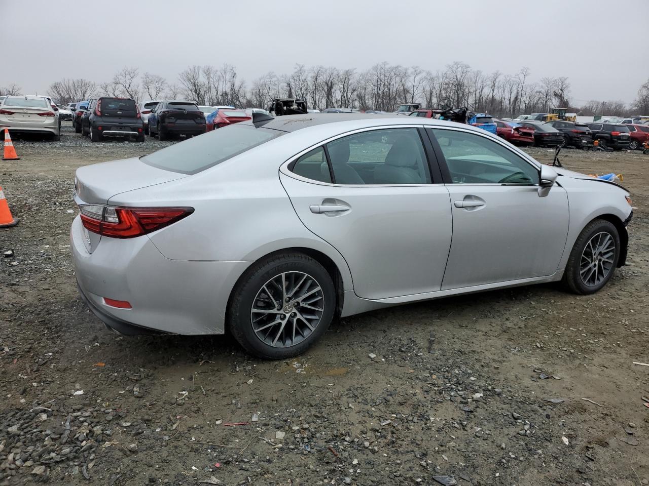 Photo 2 VIN: 58ABK1GG3JU087581 - LEXUS ES 