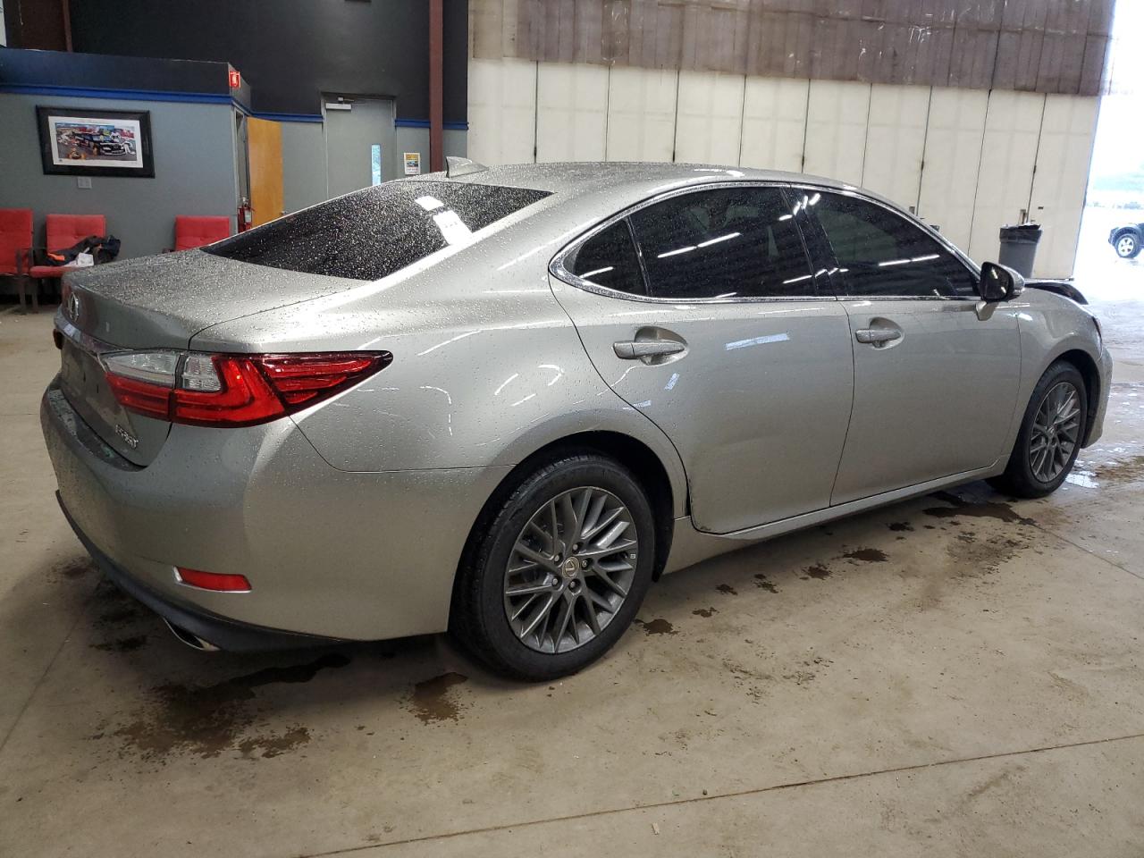 Photo 2 VIN: 58ABK1GG3JU093199 - LEXUS ES 