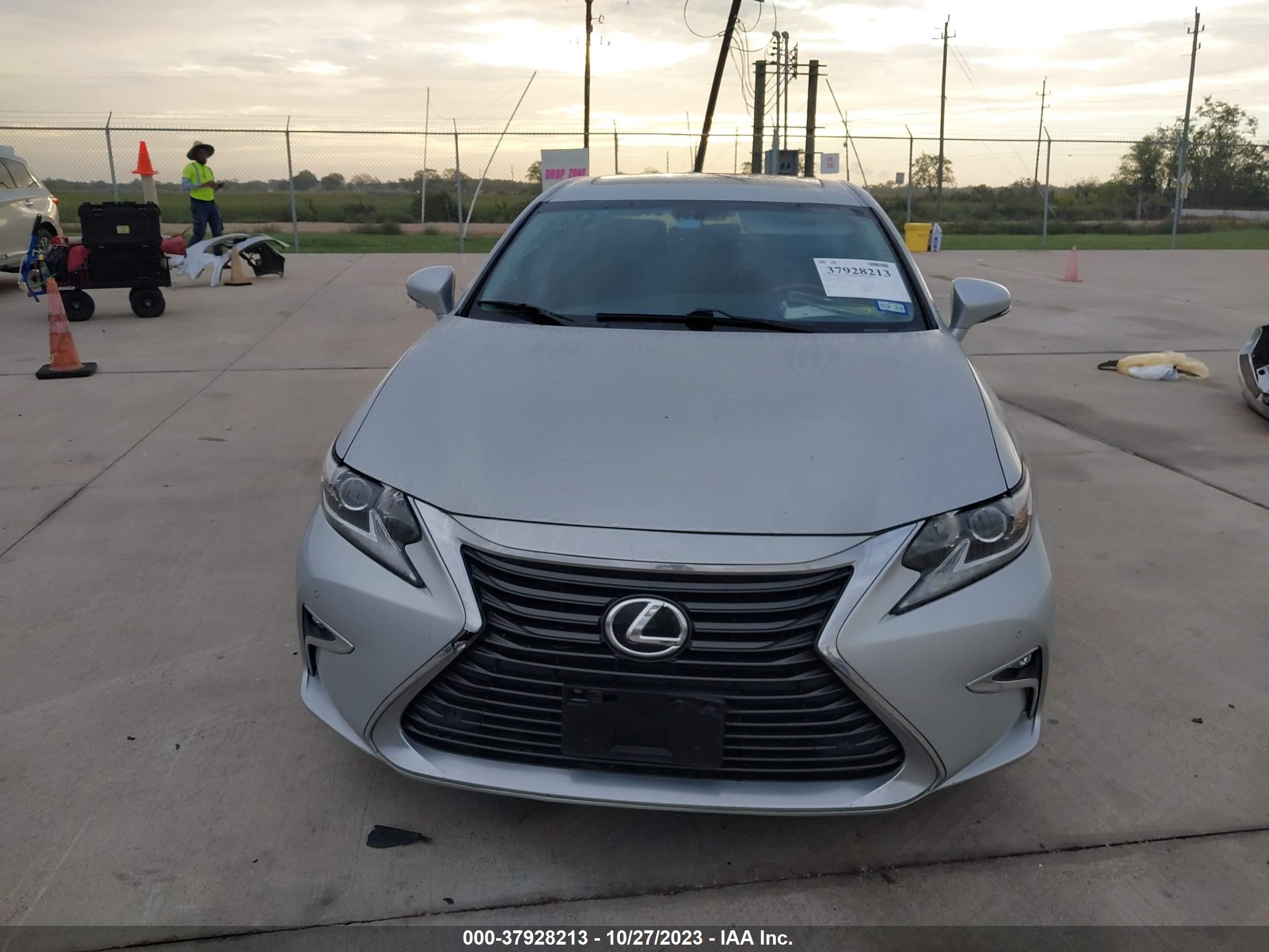 Photo 12 VIN: 58ABK1GG4GU002336 - LEXUS ES 