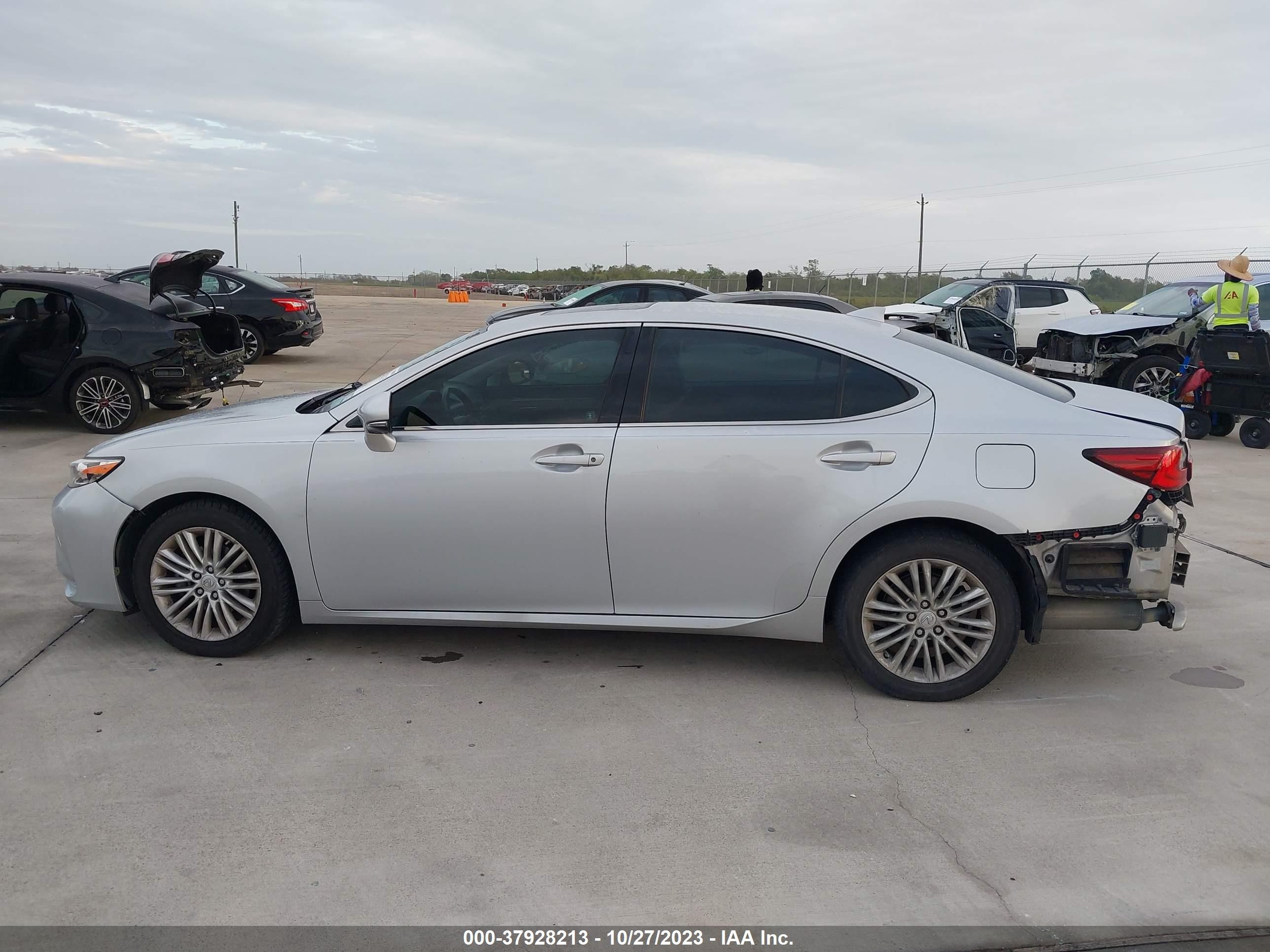 Photo 14 VIN: 58ABK1GG4GU002336 - LEXUS ES 