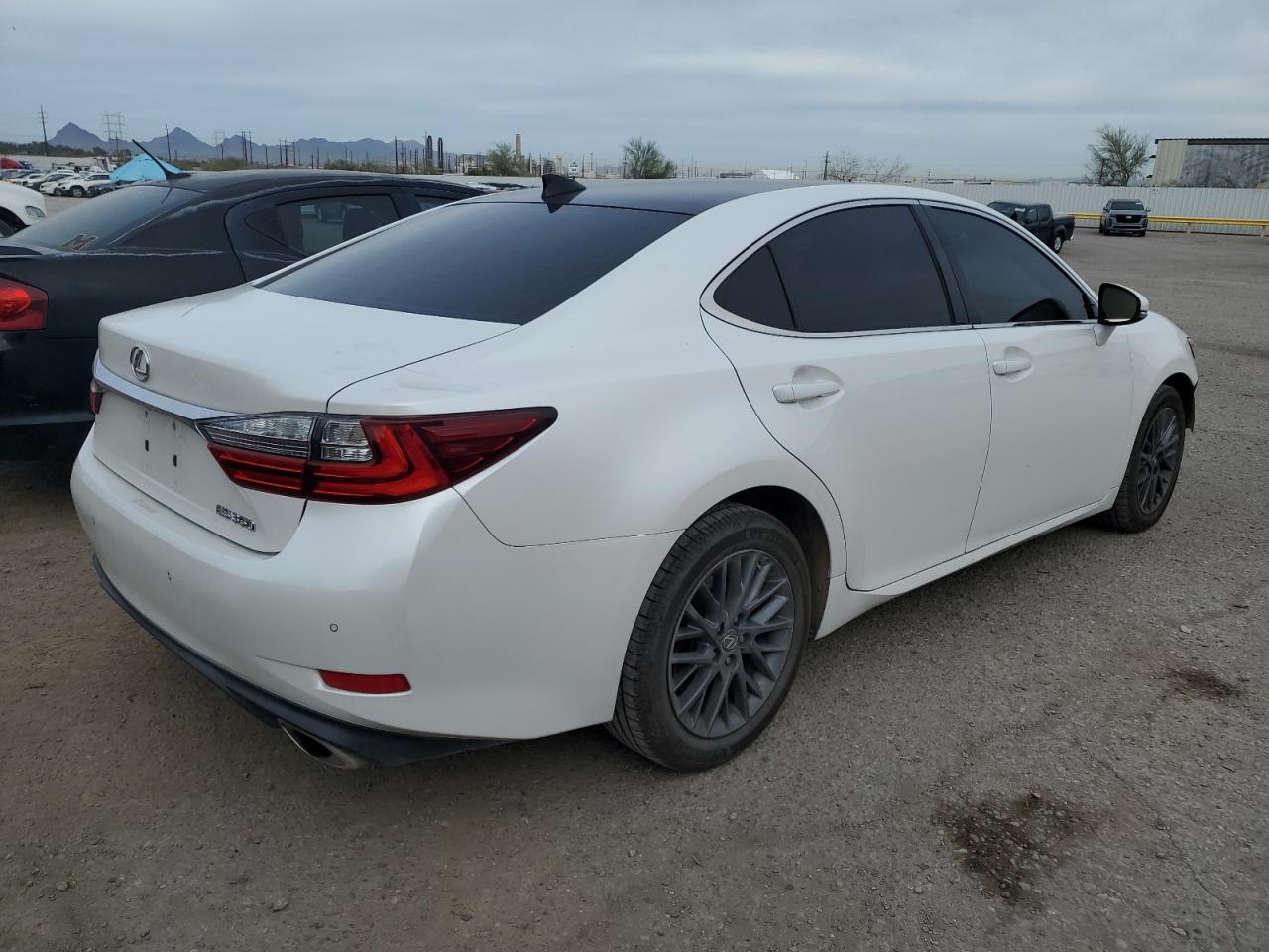 Photo 2 VIN: 58ABK1GG4JU116067 - LEXUS ES 