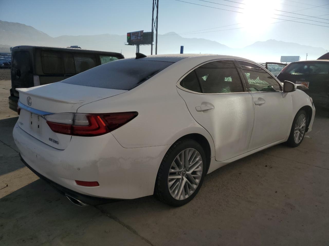 Photo 2 VIN: 58ABK1GG6GU031479 - LEXUS ES 