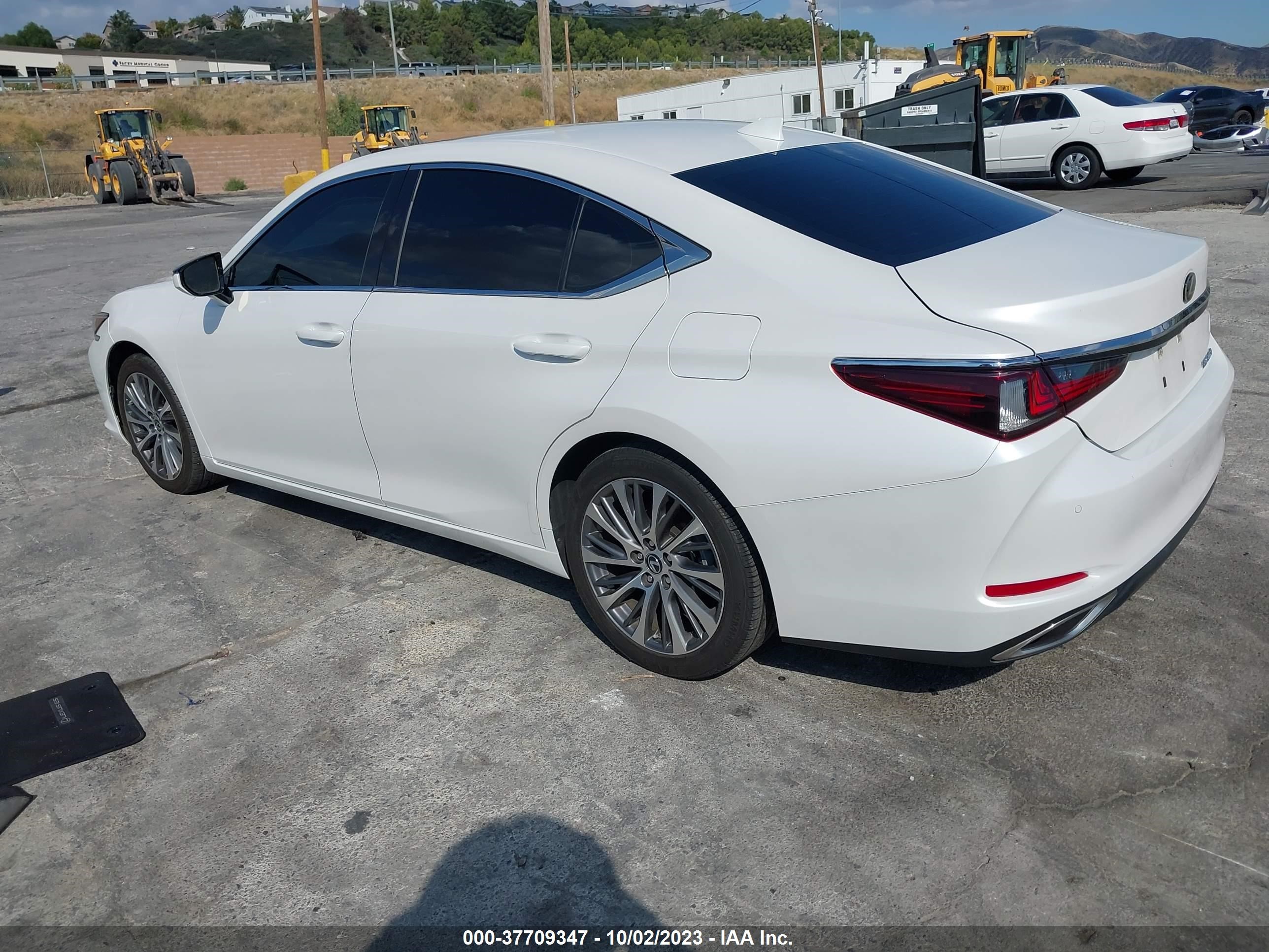 Photo 2 VIN: 58ABZ1B19KU029992 - LEXUS ES 