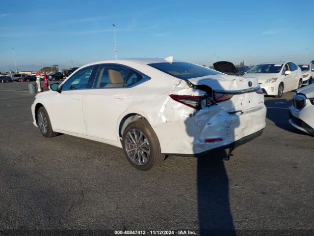 Photo 2 VIN: 58ACZ1B15RU161260 - LEXUS ES 