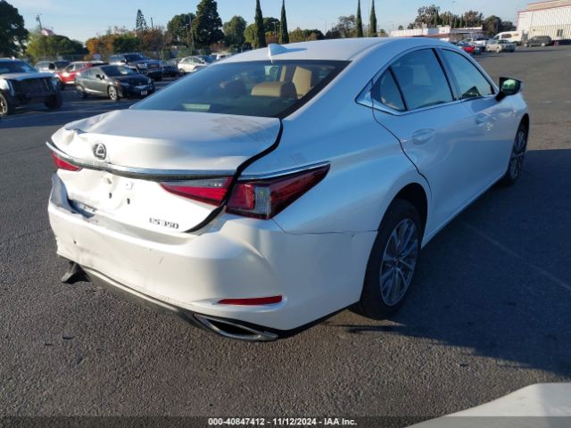 Photo 3 VIN: 58ACZ1B15RU161260 - LEXUS ES 