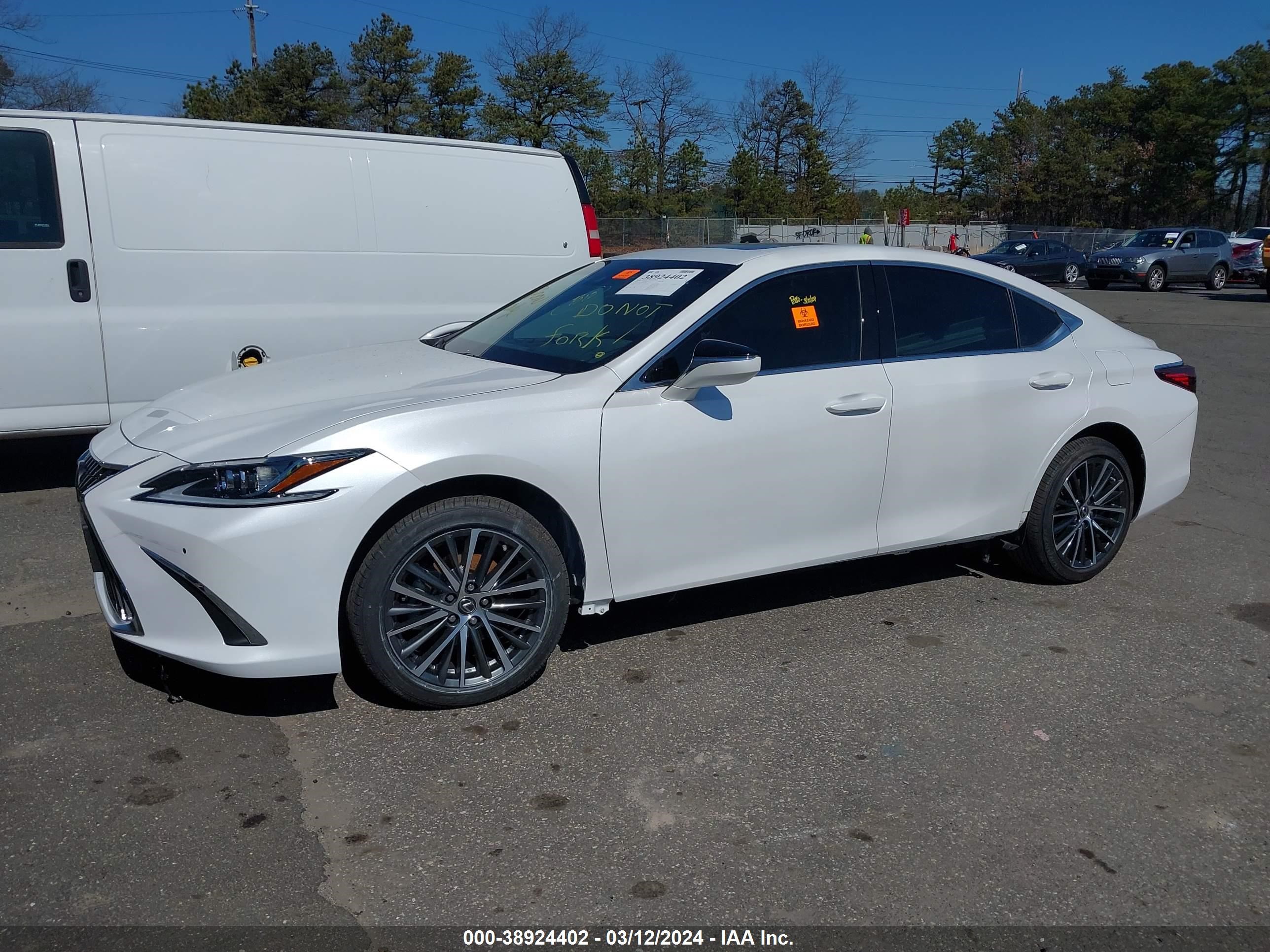 Photo 1 VIN: 58AD11D11RU012692 - LEXUS ES 