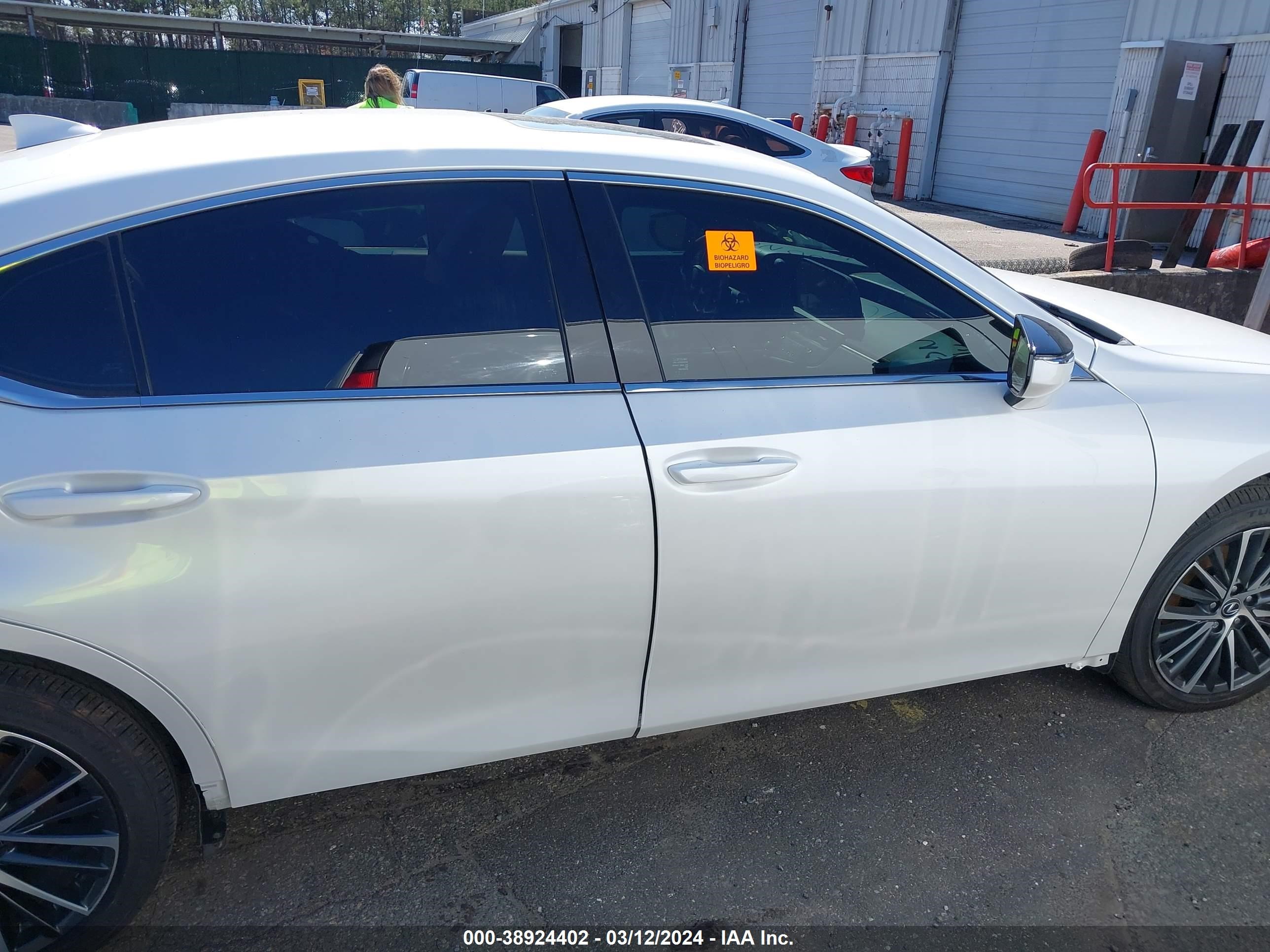 Photo 13 VIN: 58AD11D11RU012692 - LEXUS ES 