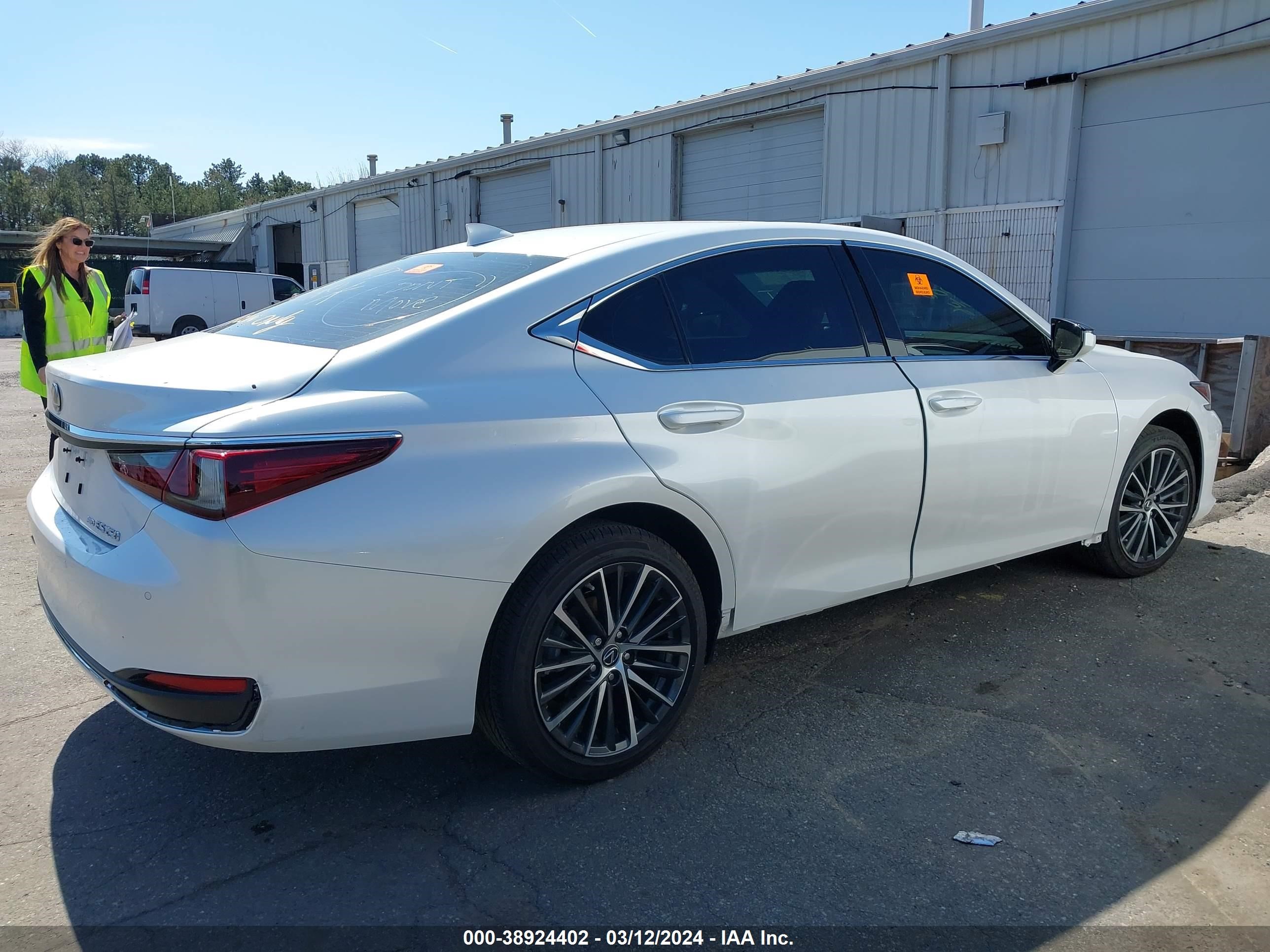 Photo 3 VIN: 58AD11D11RU012692 - LEXUS ES 