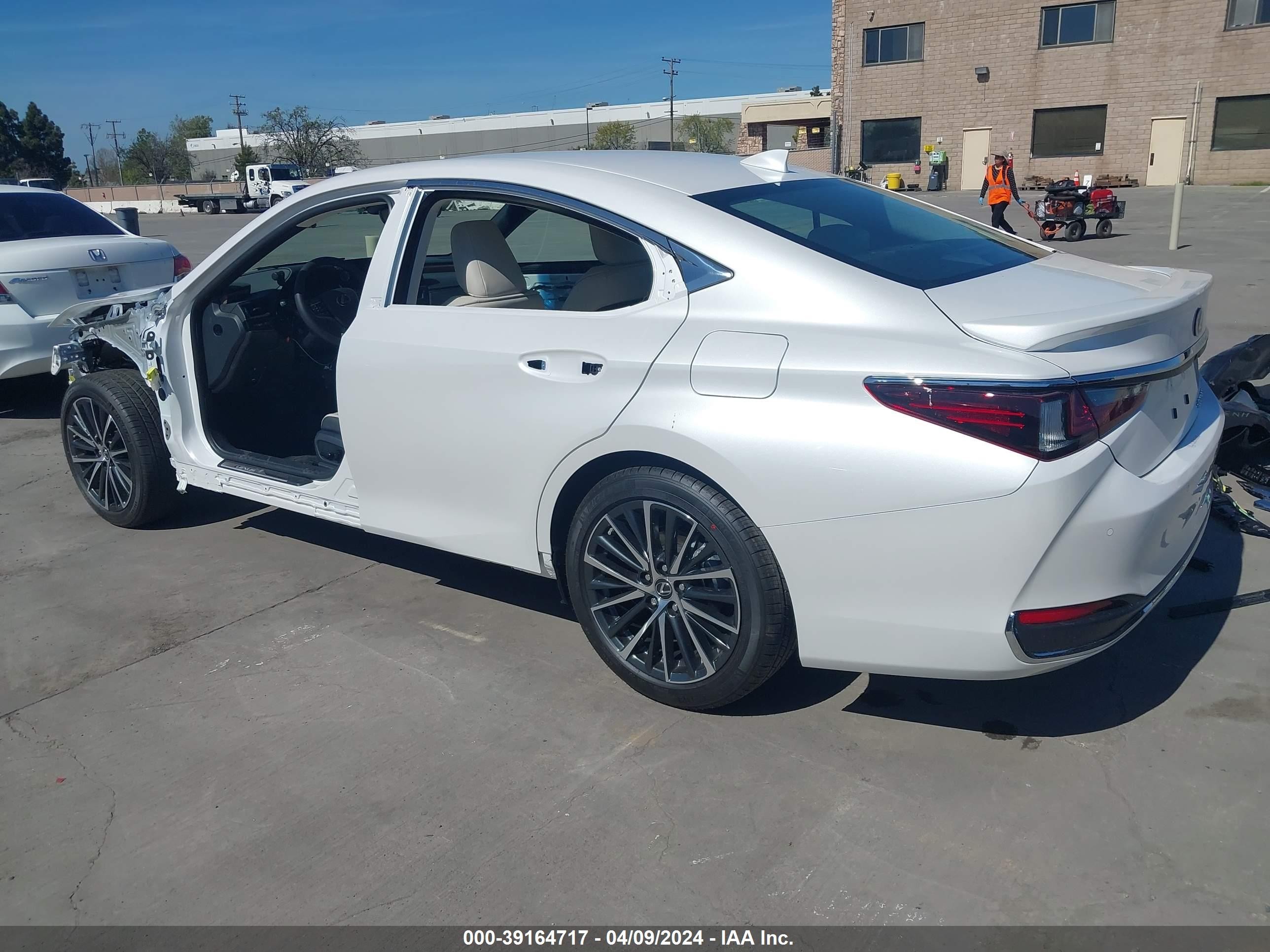 Photo 2 VIN: 58ADA1C12RU045928 - LEXUS ES 