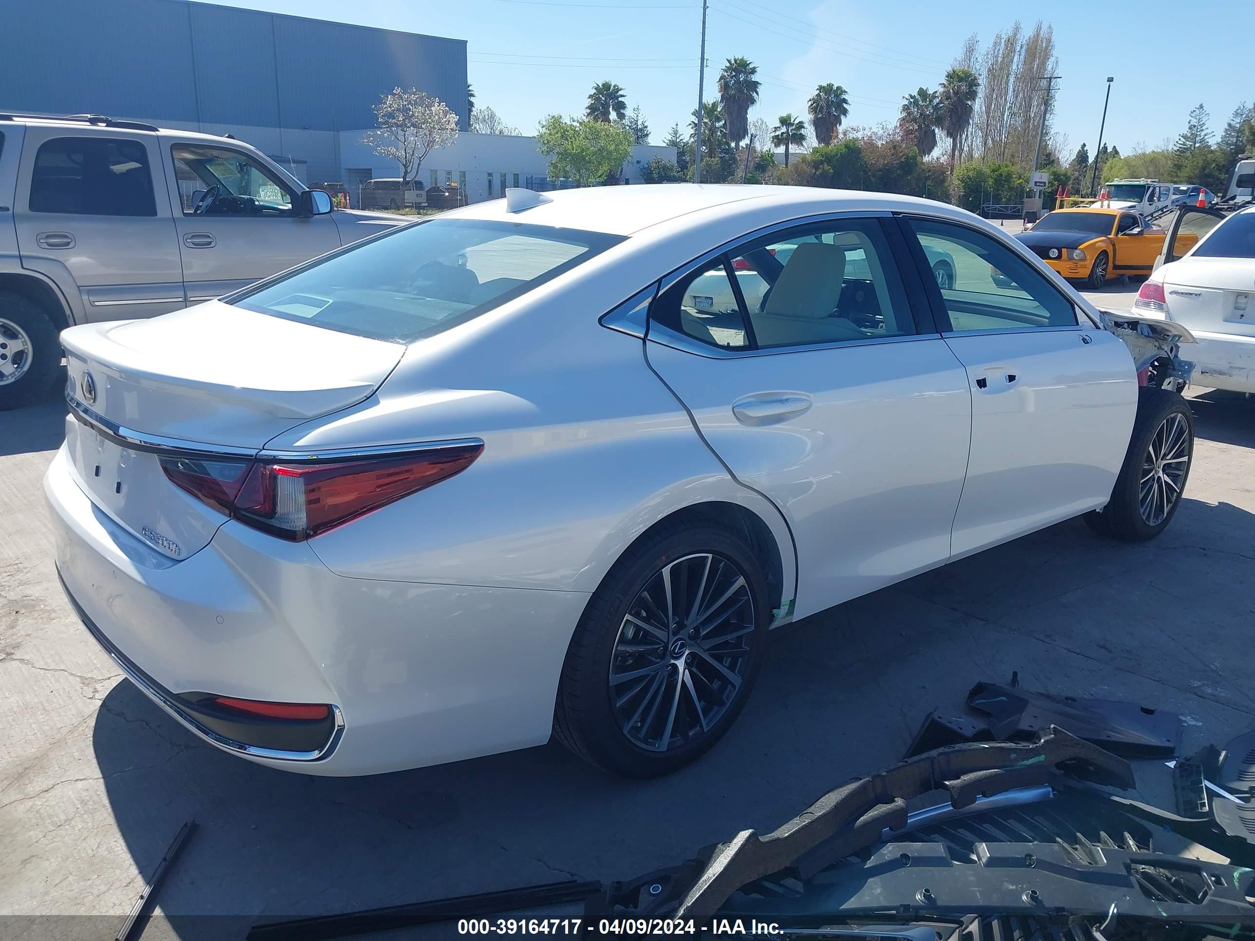 Photo 3 VIN: 58ADA1C12RU045928 - LEXUS ES 