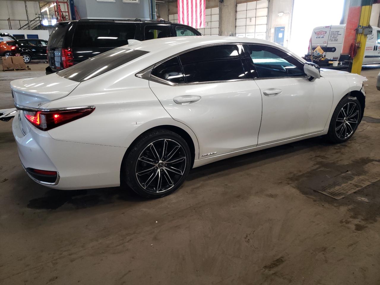 Photo 2 VIN: 58ADA1C14NU026047 - LEXUS ES 