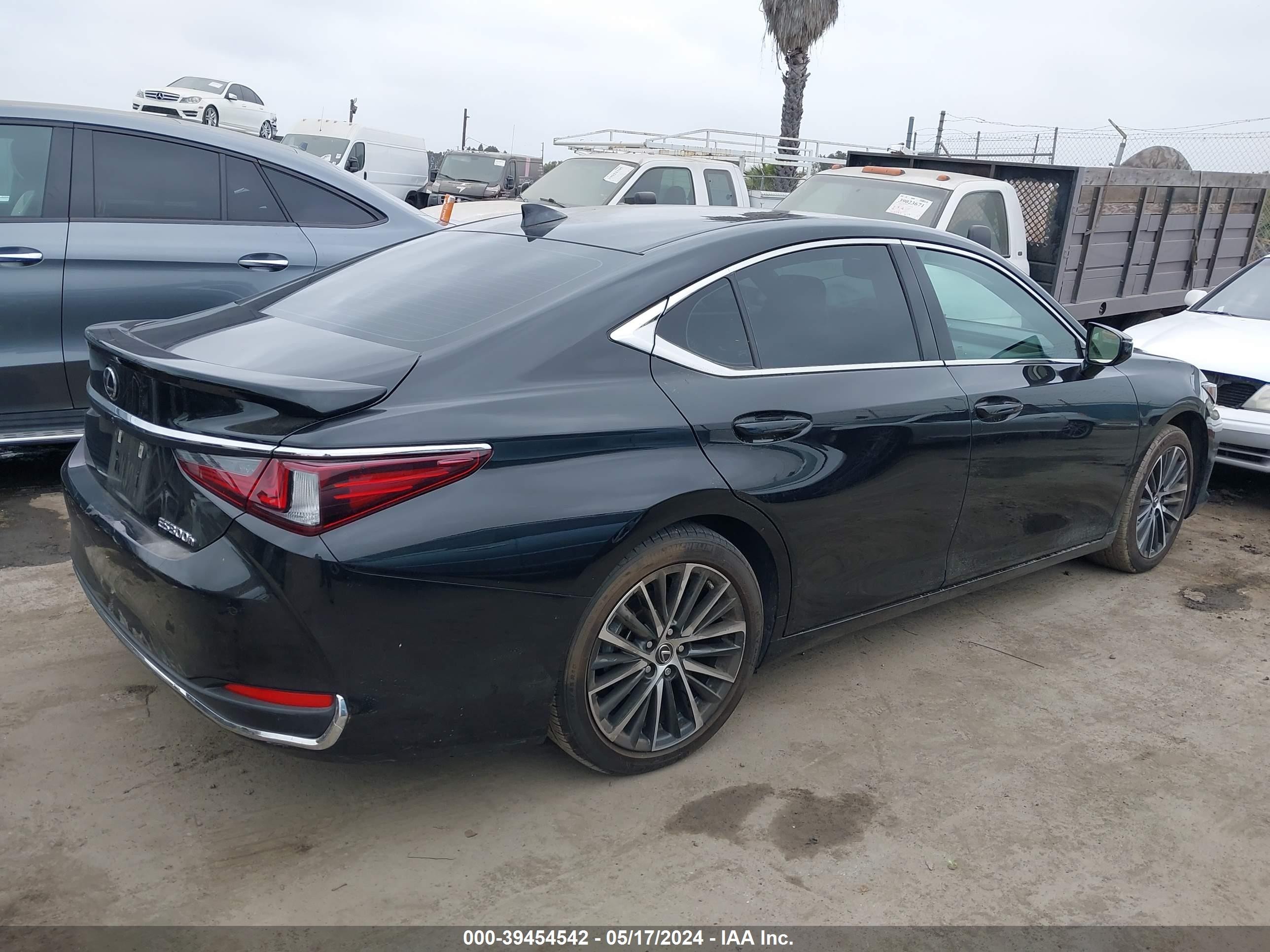 Photo 3 VIN: 58ADA1C16RU037444 - LEXUS ES 