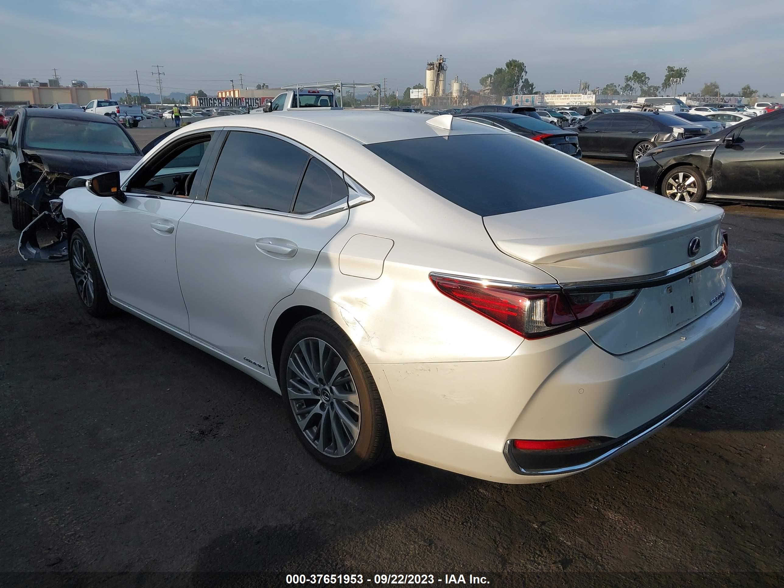 Photo 2 VIN: 58ADA1C19MU009789 - LEXUS ES 