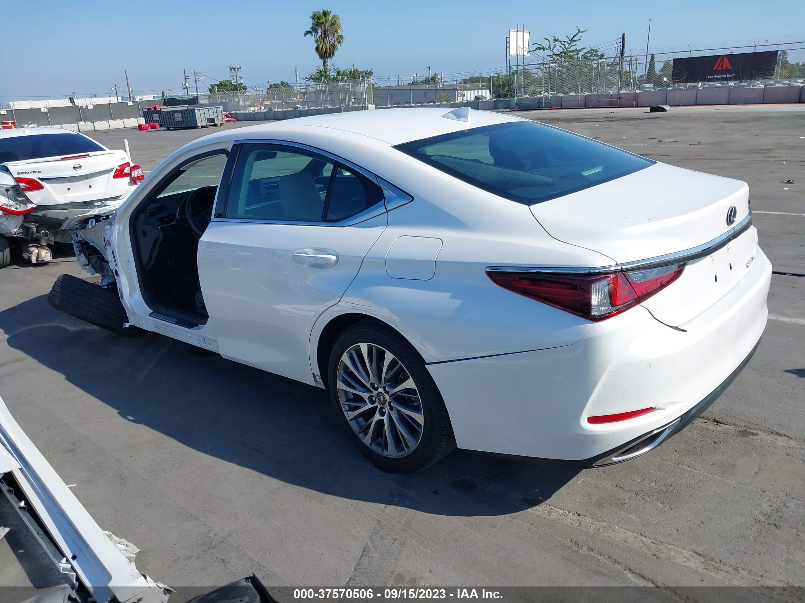 Photo 2 VIN: 58ADZ1B12LU069910 - LEXUS ES 