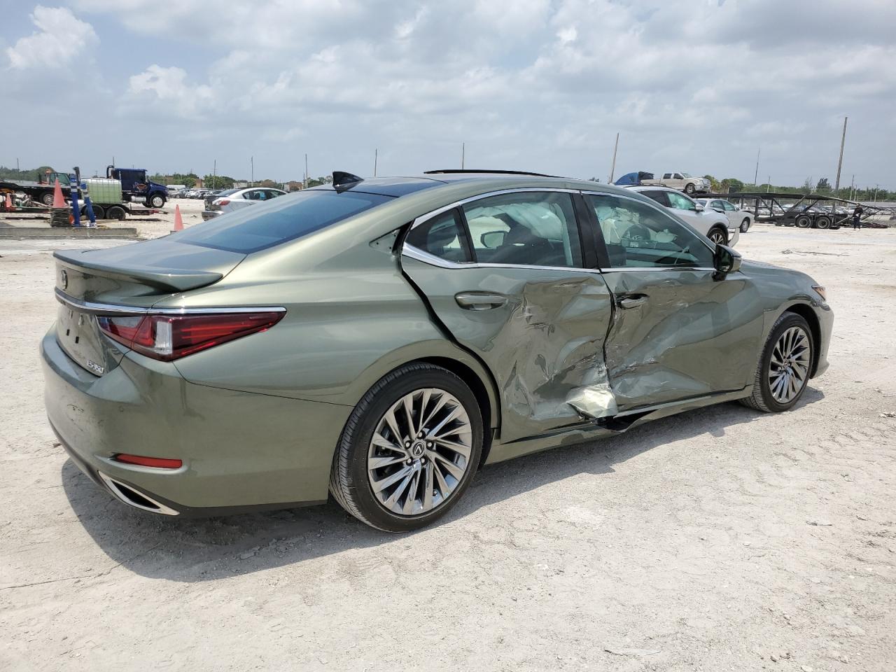 Photo 2 VIN: 58AFZ1B10RU160689 - LEXUS ES 