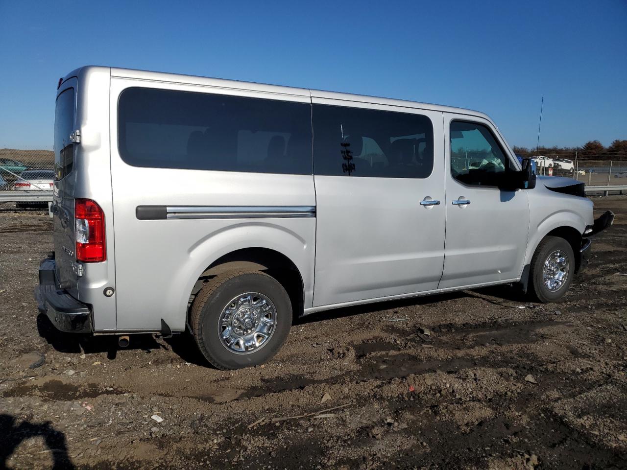 Photo 2 VIN: 5BZAF0AA2KN852687 - NISSAN NV 