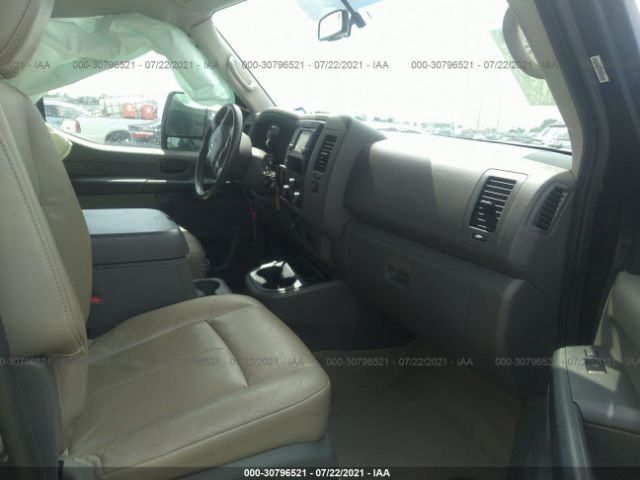 Photo 4 VIN: 5BZAF0AA8HN851956 - NISSAN NV PASSENGER 