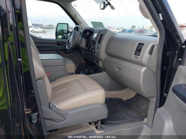 Photo 4 VIN: 5BZAF0AA8JN852692 - NISSAN NV PASSENGER NV3500 HD 