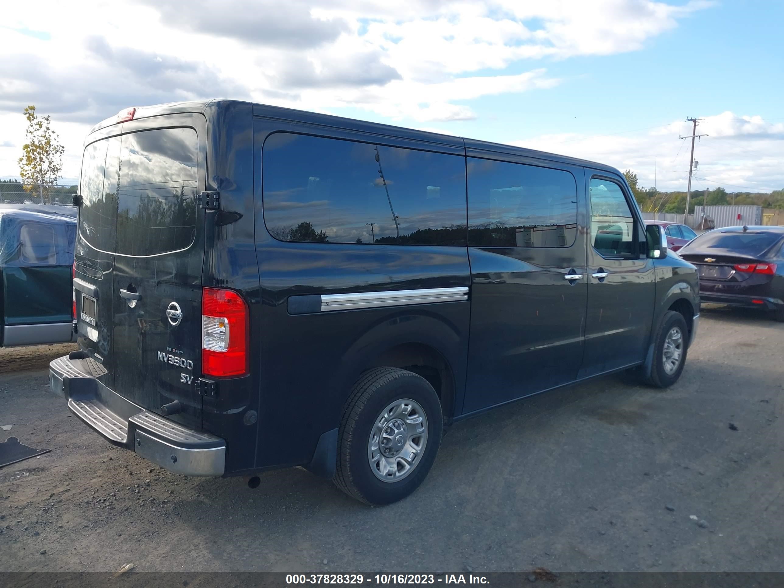 Photo 3 VIN: 5BZBF0AA0JN852416 - NISSAN NV PASSENGER 