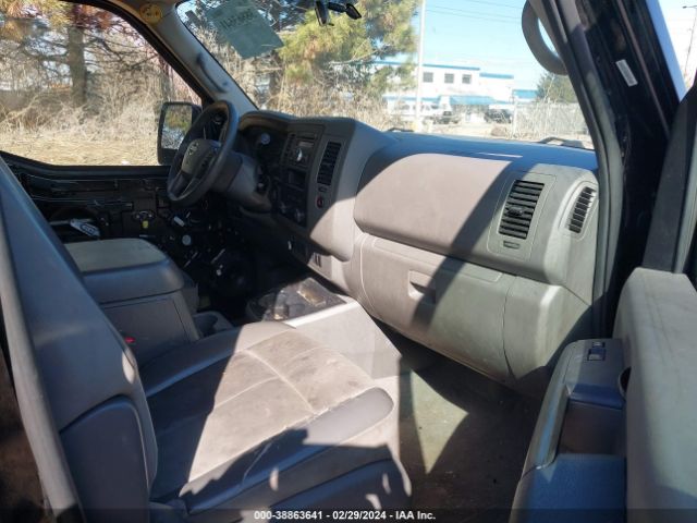 Photo 4 VIN: 5BZBF0AA5GN855448 - NISSAN NV PASSENGER NV3500 HD 