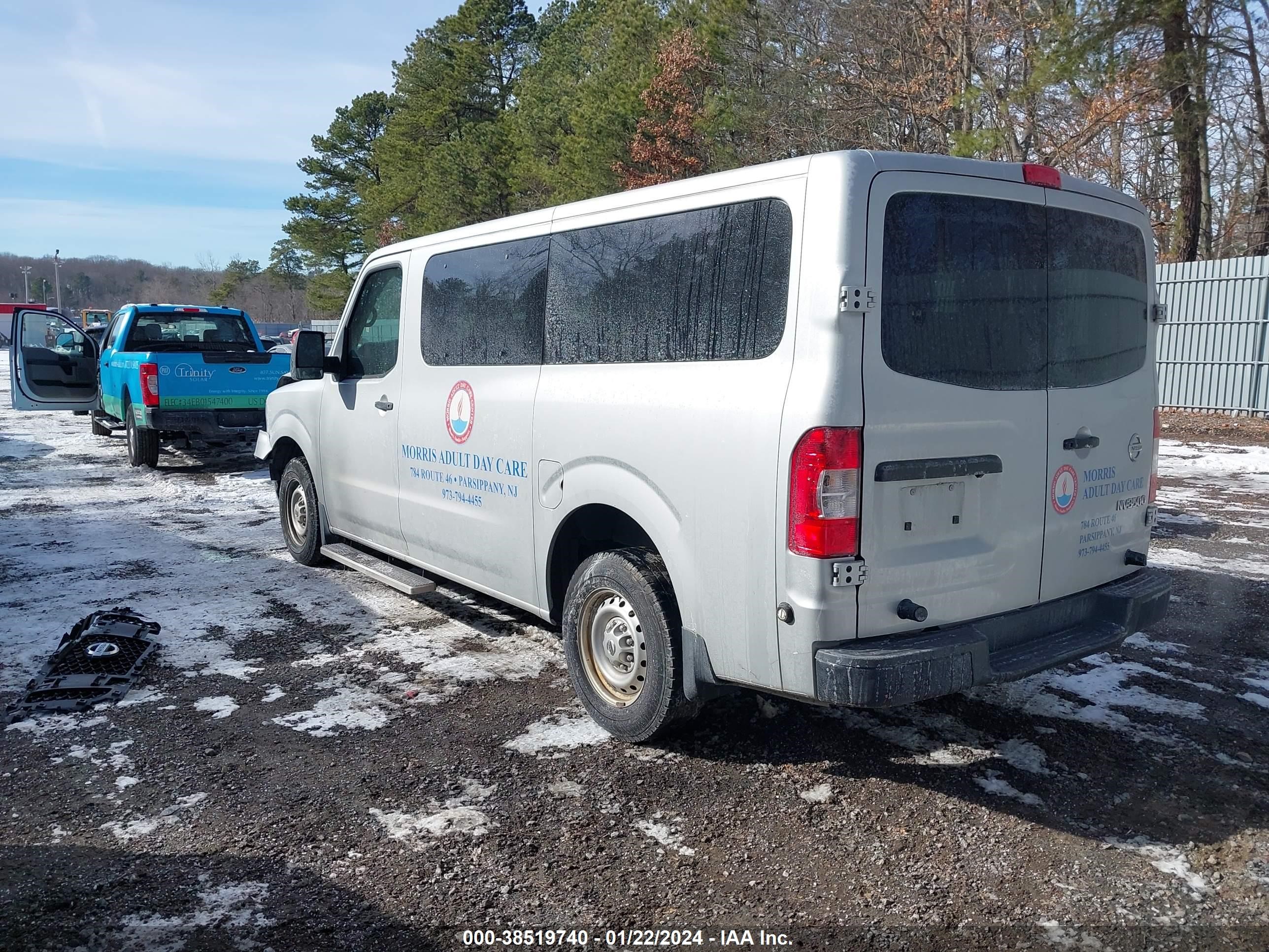 Photo 2 VIN: 5BZBF0AA7JN851554 - NISSAN NV 