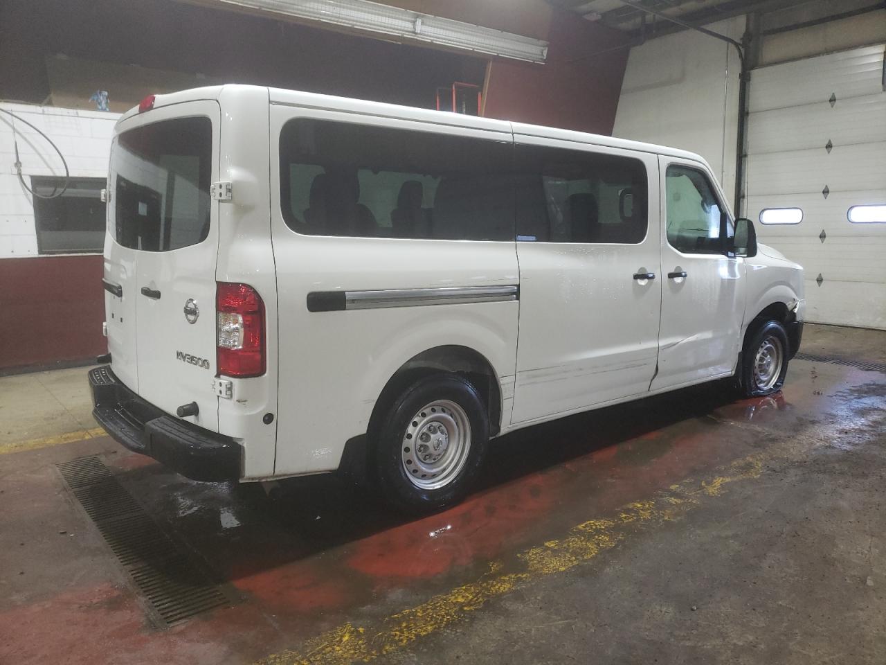 Photo 2 VIN: 5BZBF0AA9JN852799 - NISSAN NV 