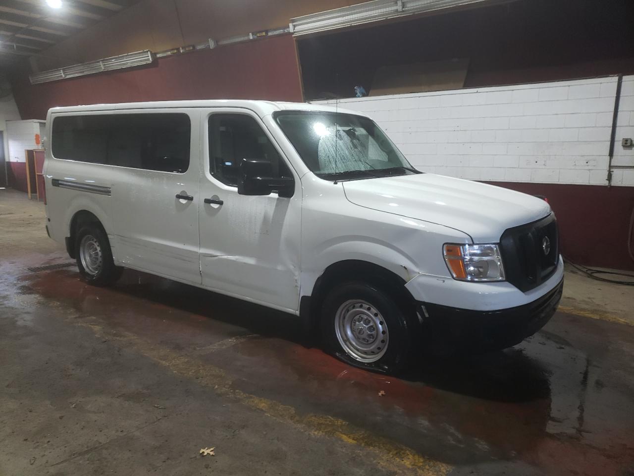 Photo 3 VIN: 5BZBF0AA9JN852799 - NISSAN NV 