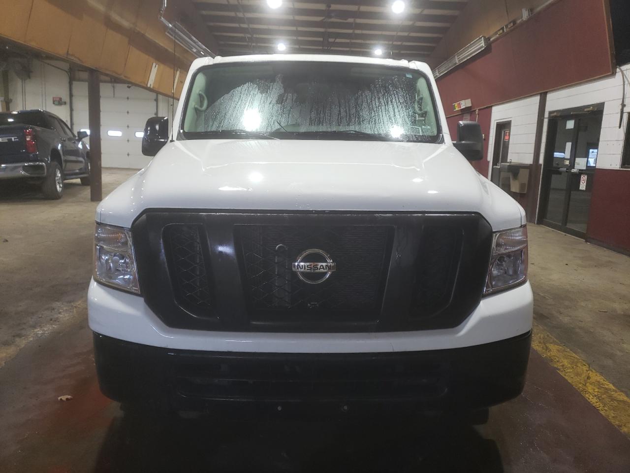 Photo 4 VIN: 5BZBF0AA9JN852799 - NISSAN NV 