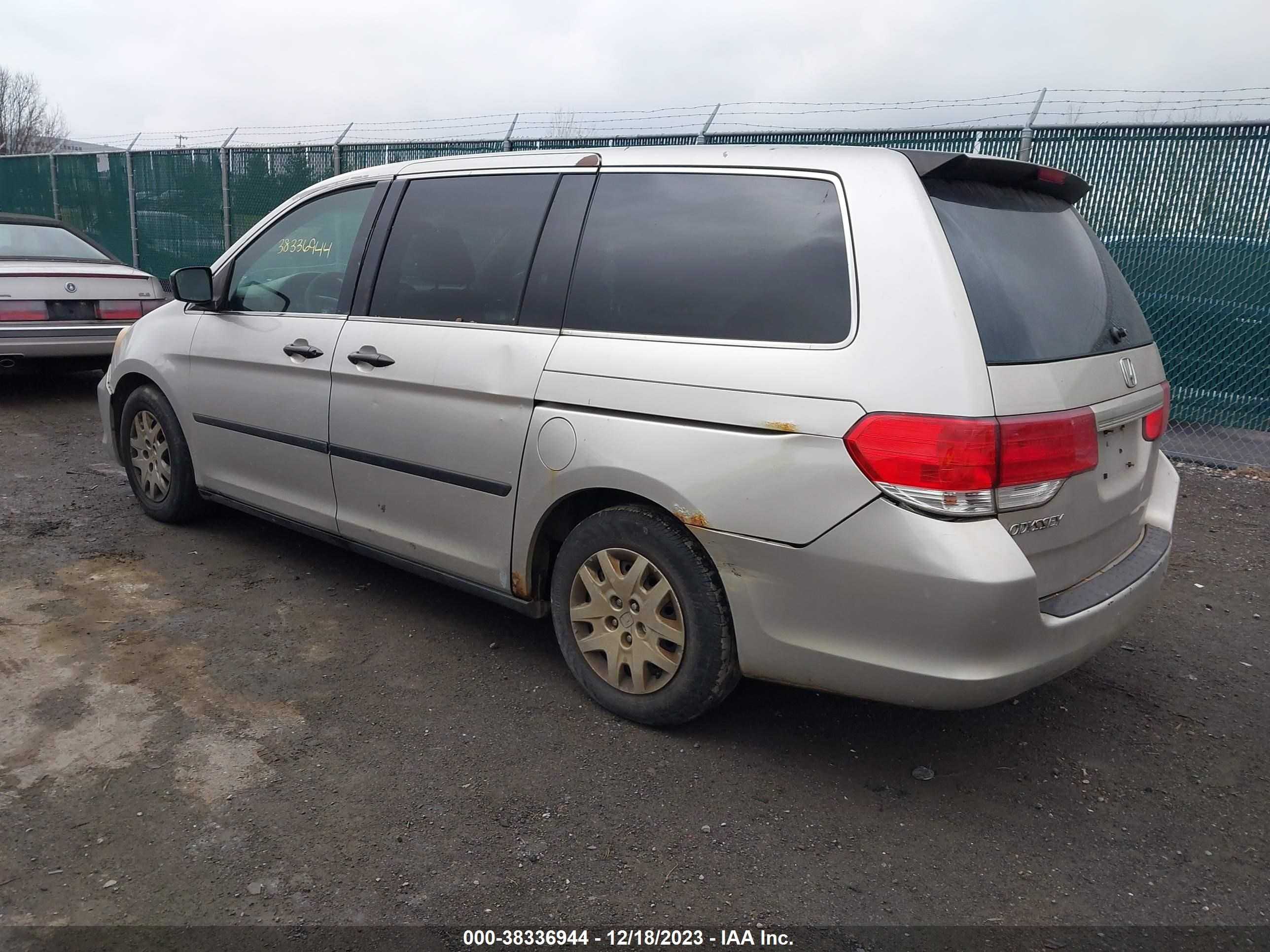 Photo 2 VIN: 5FNRL38208B004942 - HONDA ODYSSEY 