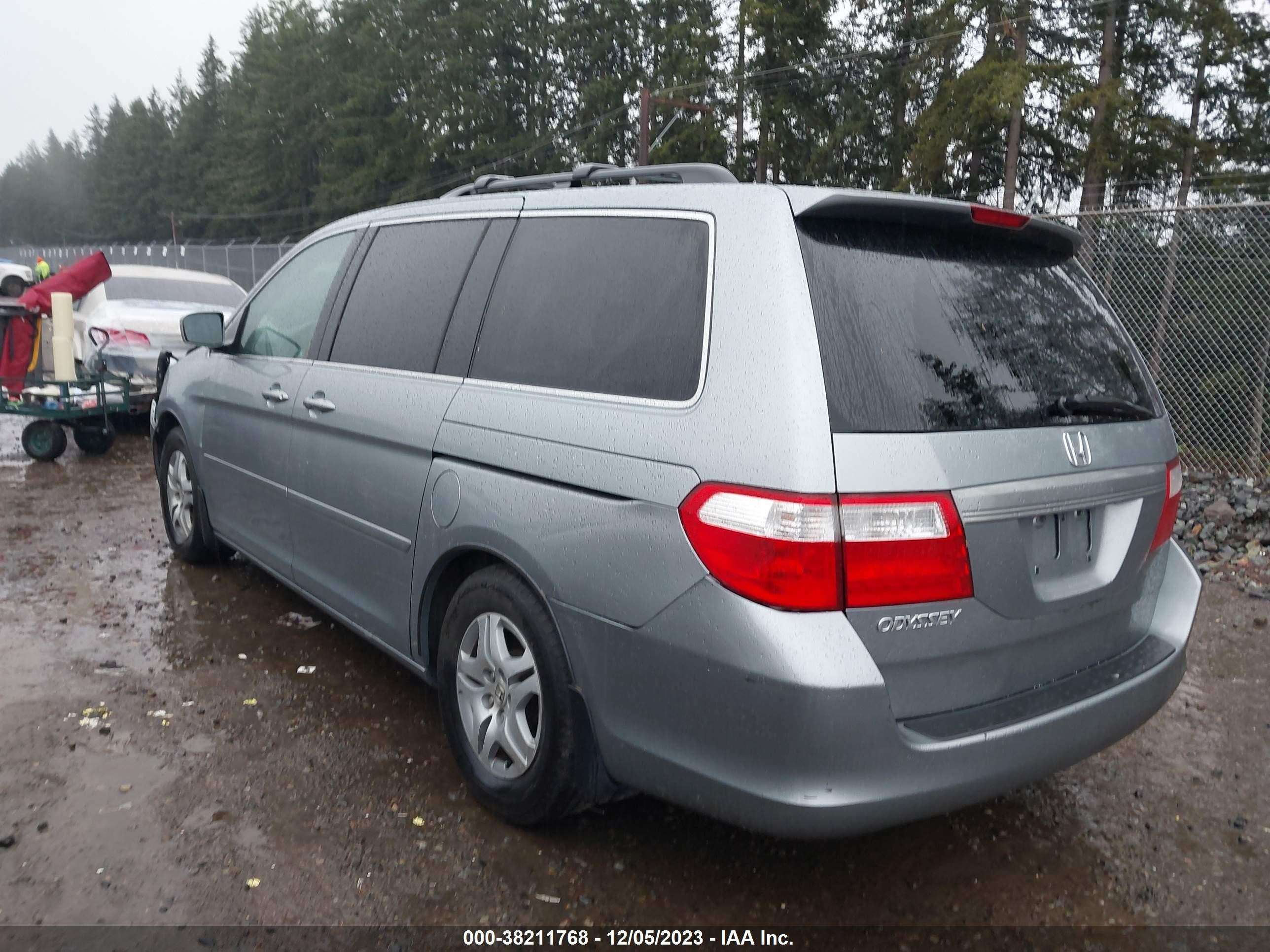 Photo 2 VIN: 5FNRL38456B105649 - HONDA ODYSSEY 