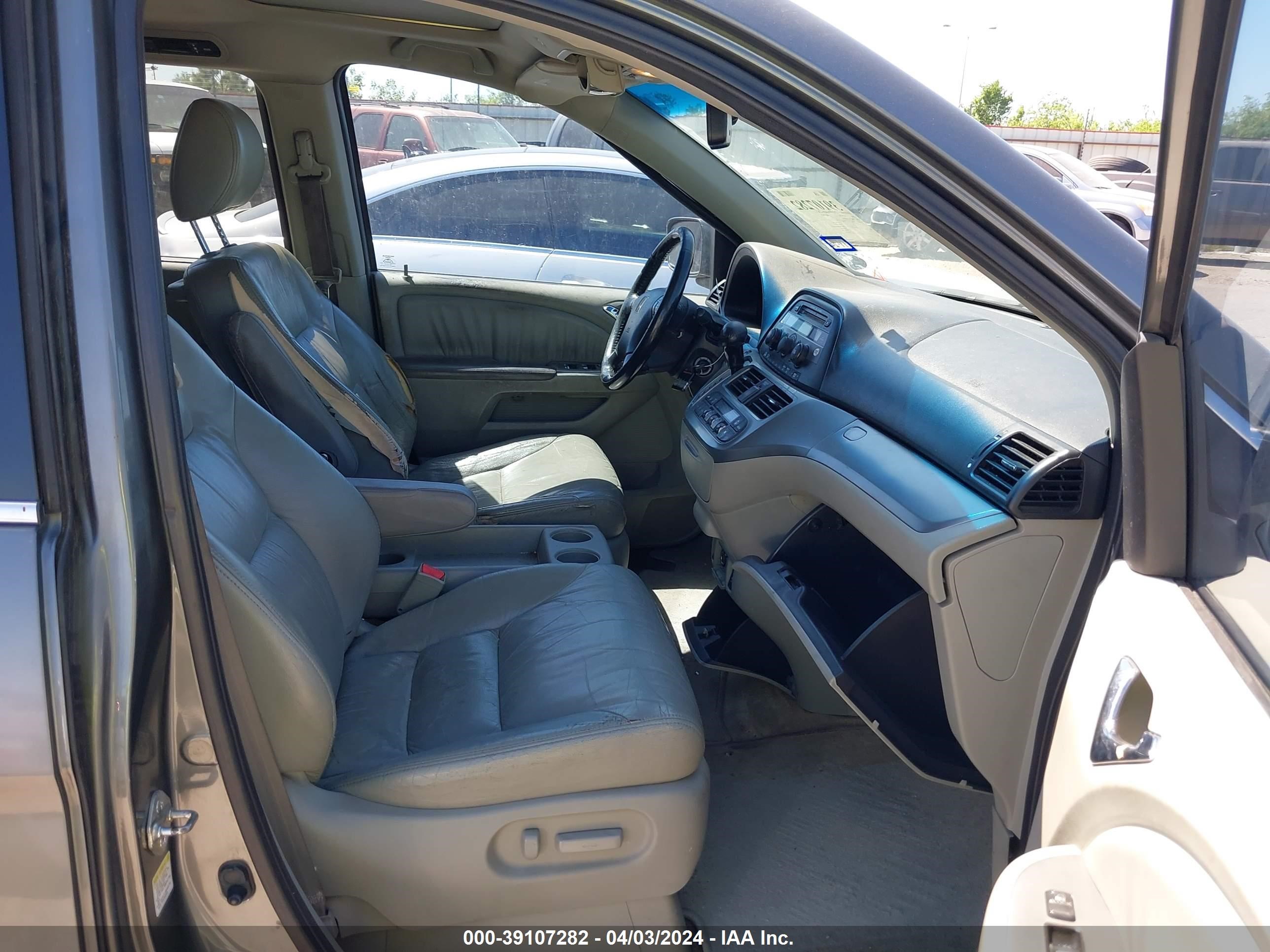 Photo 4 VIN: 5FNRL38618B087252 - HONDA ODYSSEY 