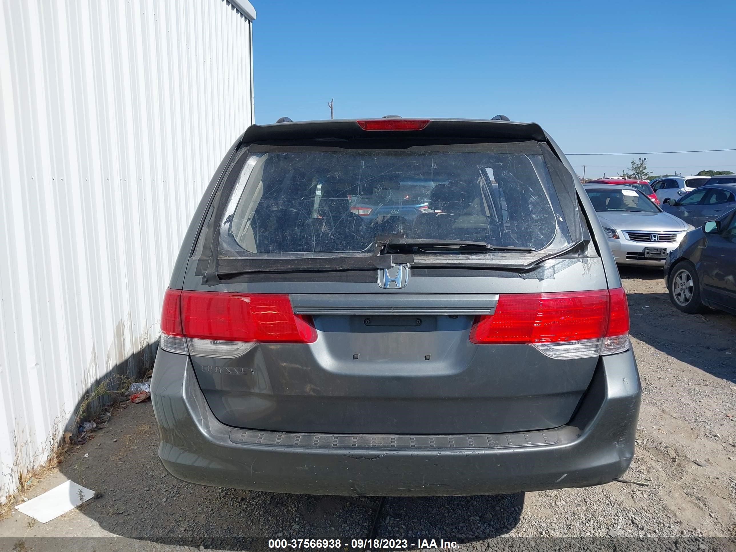 Photo 16 VIN: 5FNRL38618B415737 - HONDA ODYSSEY 