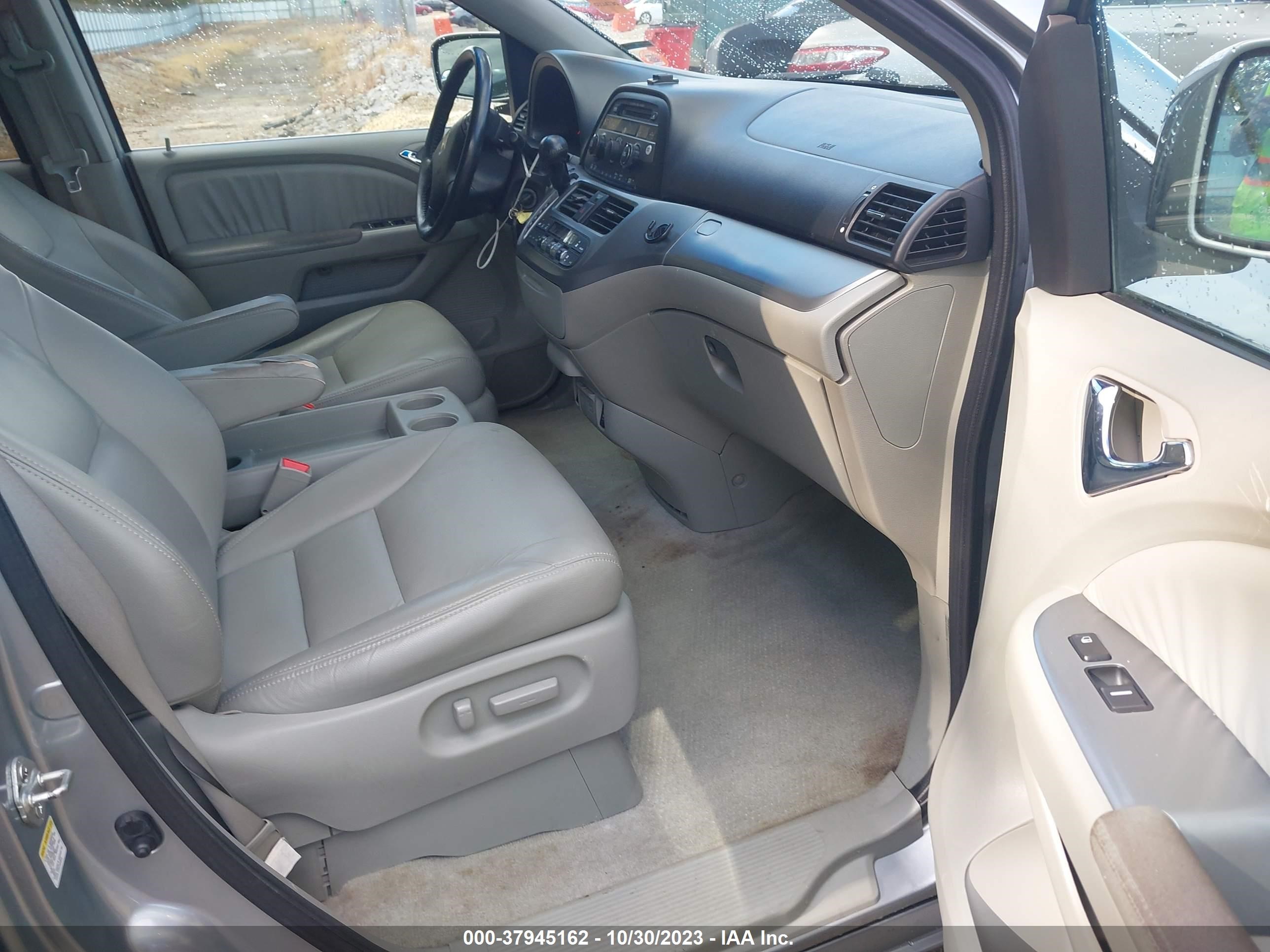 Photo 4 VIN: 5FNRL38628B009286 - HONDA ODYSSEY 