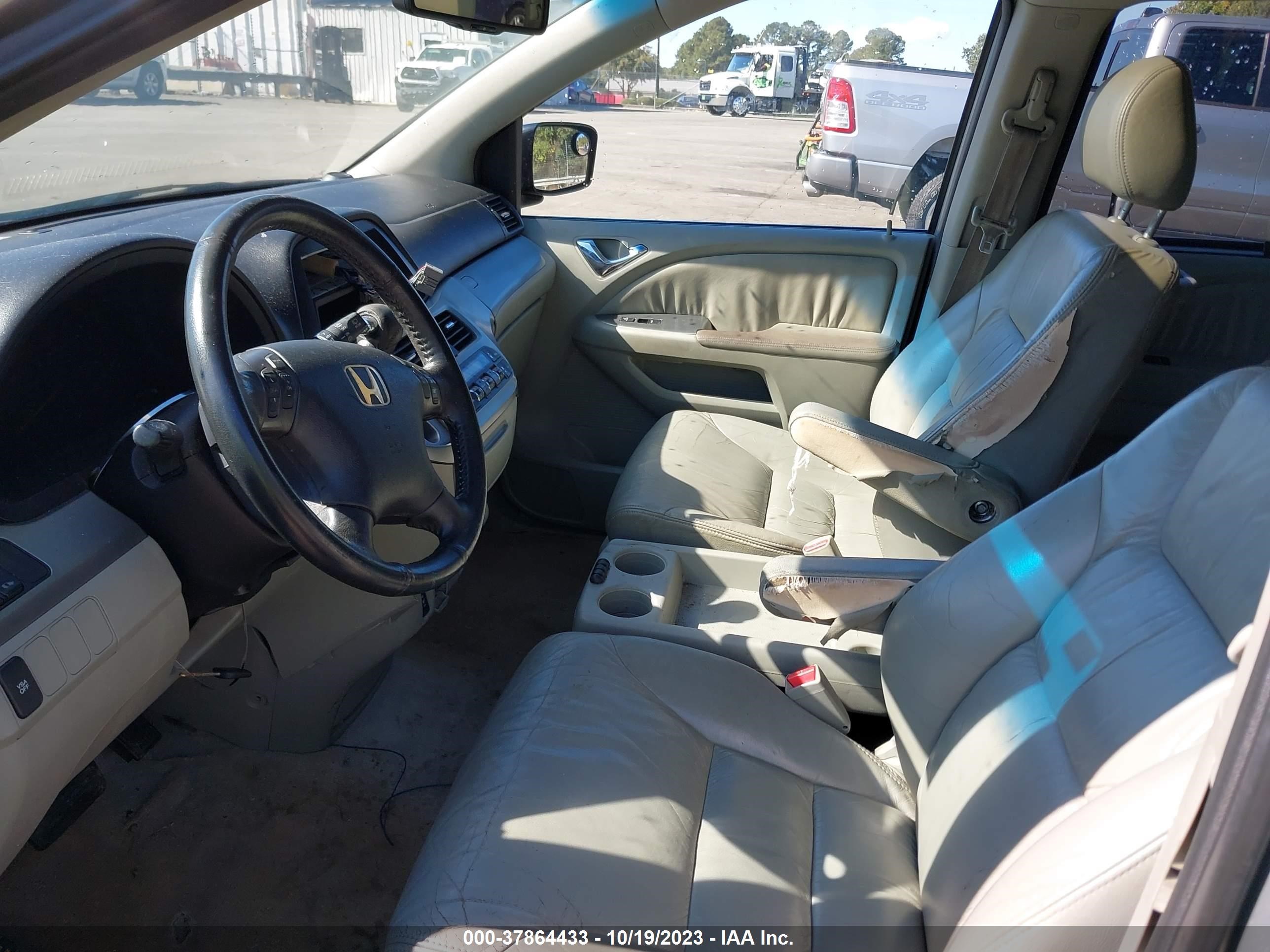 Photo 4 VIN: 5FNRL38648B063625 - HONDA ODYSSEY 